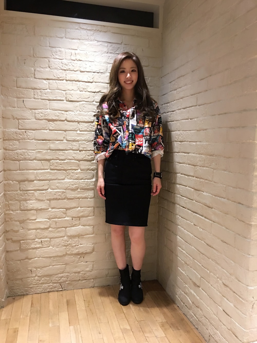 「柄シャツ、スカート、ブラック、デニムスカート、デニム、デニムブーツ、ブーツ」｜「HYSTERIC GLAMOURのBACK STAGE PASS総柄 長袖BIG SH（シャツ/ブラウス、その他）」を使った、anna yamaguchiさん（レディース・162cm）の冬コーディネートの1枚目の写真