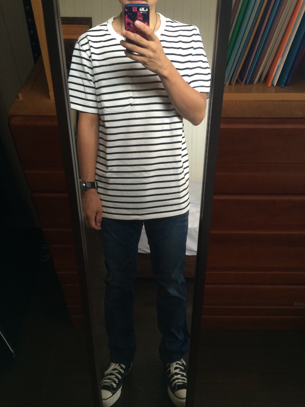 その他のTシャツ/カットソー、ブルー系のデニムパンツ、ブラック系のスニーカーを着用したメンズの夏コーディネートの1枚目の写真