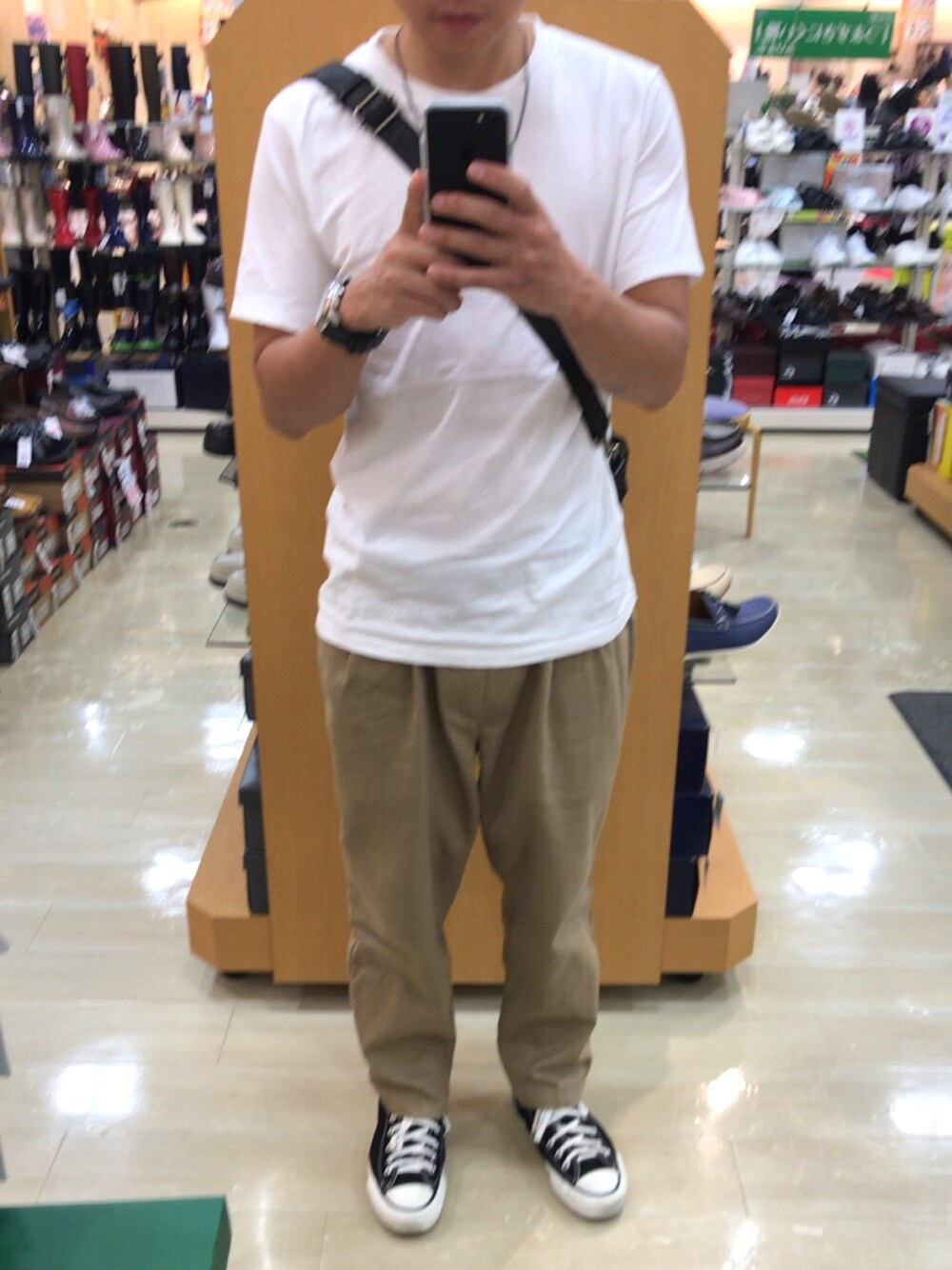 ホワイト系のTシャツ/カットソー、ベージュ系のその他パンツ、ブラック系のスニーカーを着用したメンズの秋コーディネートの1枚目の写真