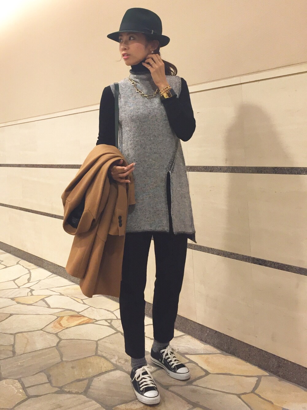 「ZARA、プチプラ、UNIQLO、楽チンコーデ、寒い、帽子かぶろう会、きれいめカジュアル、オトナカジュアル、黒タートルネック、パンツスタイル」｜「ZARAのアイテム（ニット/セーター、グレー系）」を使った、NATSUKI さん（レディース・166cm）の冬コーディネートの1枚目の写真
