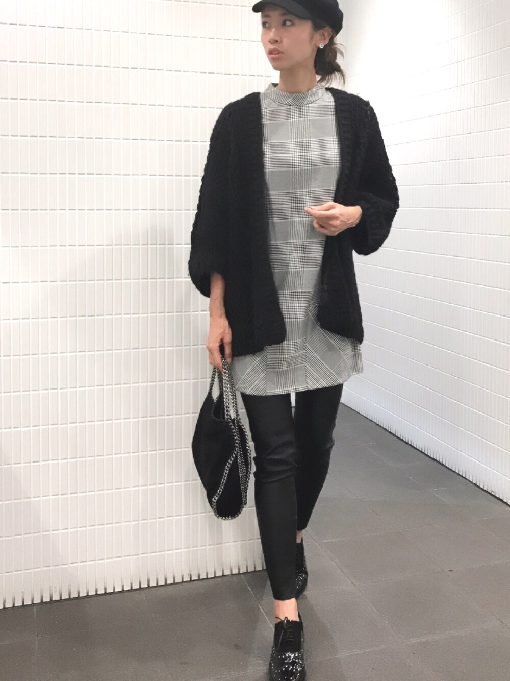 「シンプル、カジュアル、雨の日コーデ、ブラック、casual、大人カジュアル、outfit、モノトーン、ニット、今日のコーデ」｜「H&Mのアイテム（その他アウター、ブラック系）」を使った、NATSUKI さん（レディース・166cm）の秋コーディネートの1枚目の写真