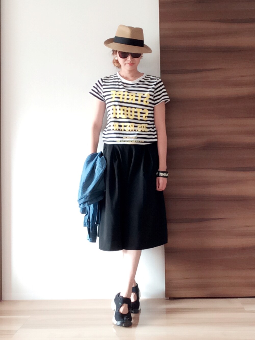 ブラック系のTシャツ/カットソー、ブラック系のその他パンツ、ブラック系のスニーカーを着用したレディースの夏コーディネートの1枚目の写真