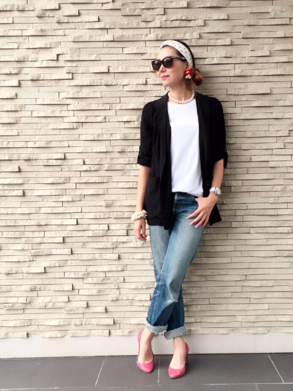 ブラック系のテーラードジャケット、ブルー系のTシャツ/カットソー、ブルー系のデニムパンツを着用したレディースの夏コーディネートの1枚目の写真