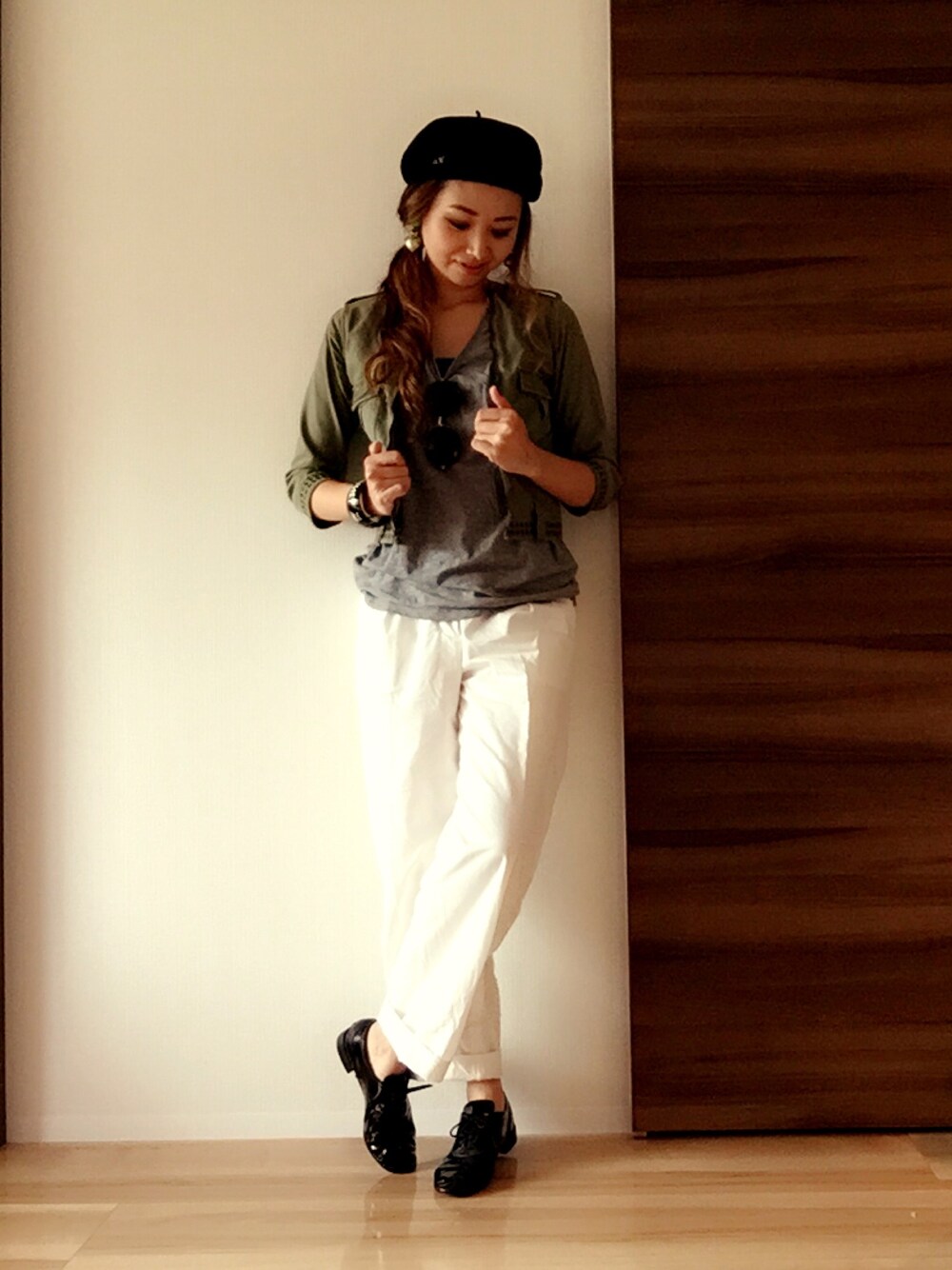 グレー系のTシャツ/カットソー、グリーン系のミリタリージャケット、ホワイト系のその他パンツを着用したレディースの秋コーディネートの1枚目の写真