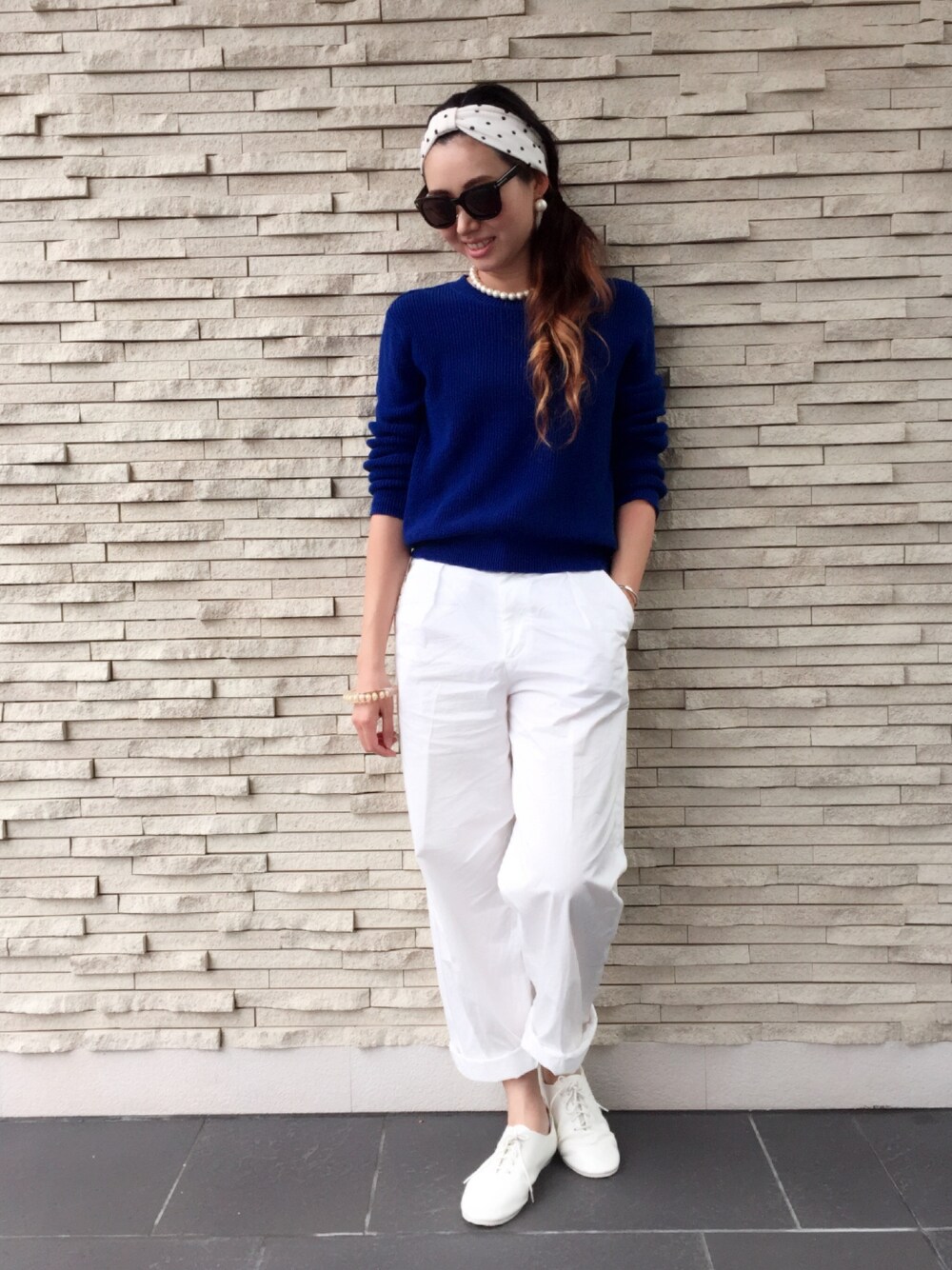 ブルー系のトップス、ホワイト系のその他パンツ、ホワイト系のその他シューズを着用したレディースの秋コーディネートの1枚目の写真