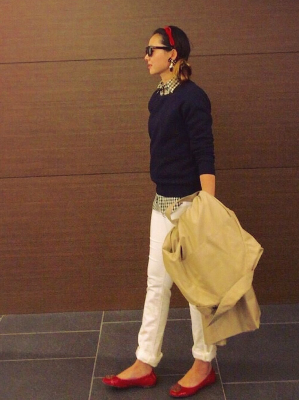 ブルー系のスウェット、ブラック系のシャツ/ブラウス、ホワイト系のデニムパンツを着用したレディースの秋コーディネートの1枚目の写真