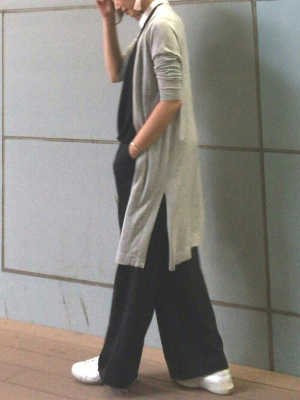 ブラック系のシャツ/ブラウス、グレー系のカーディガン/ボレロ、ブラック系のパンツを着用したレディースの秋コーディネートの1枚目の写真