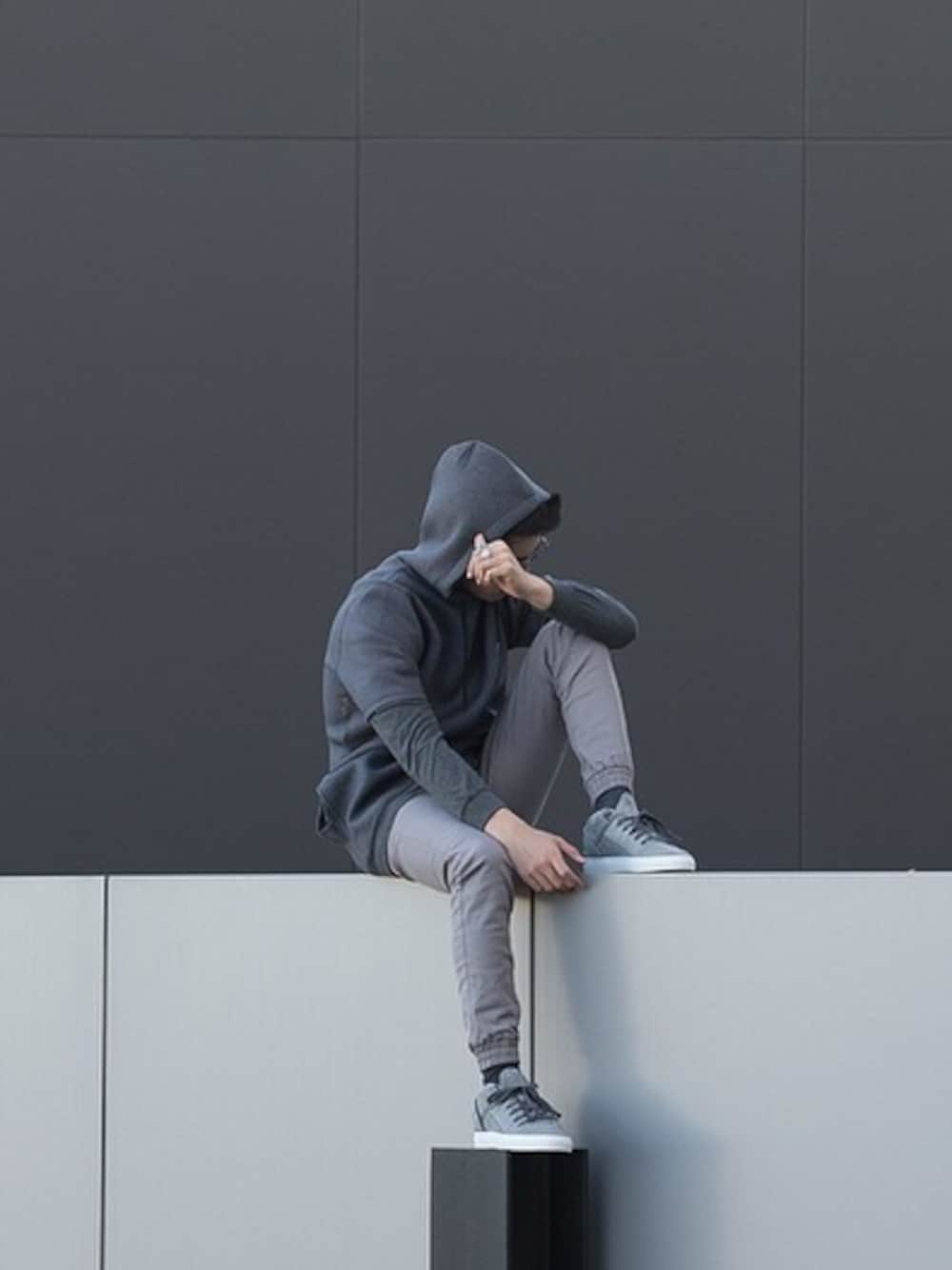 グレー系のパーカーを着用したメンズの春コーディネートの1枚目の写真