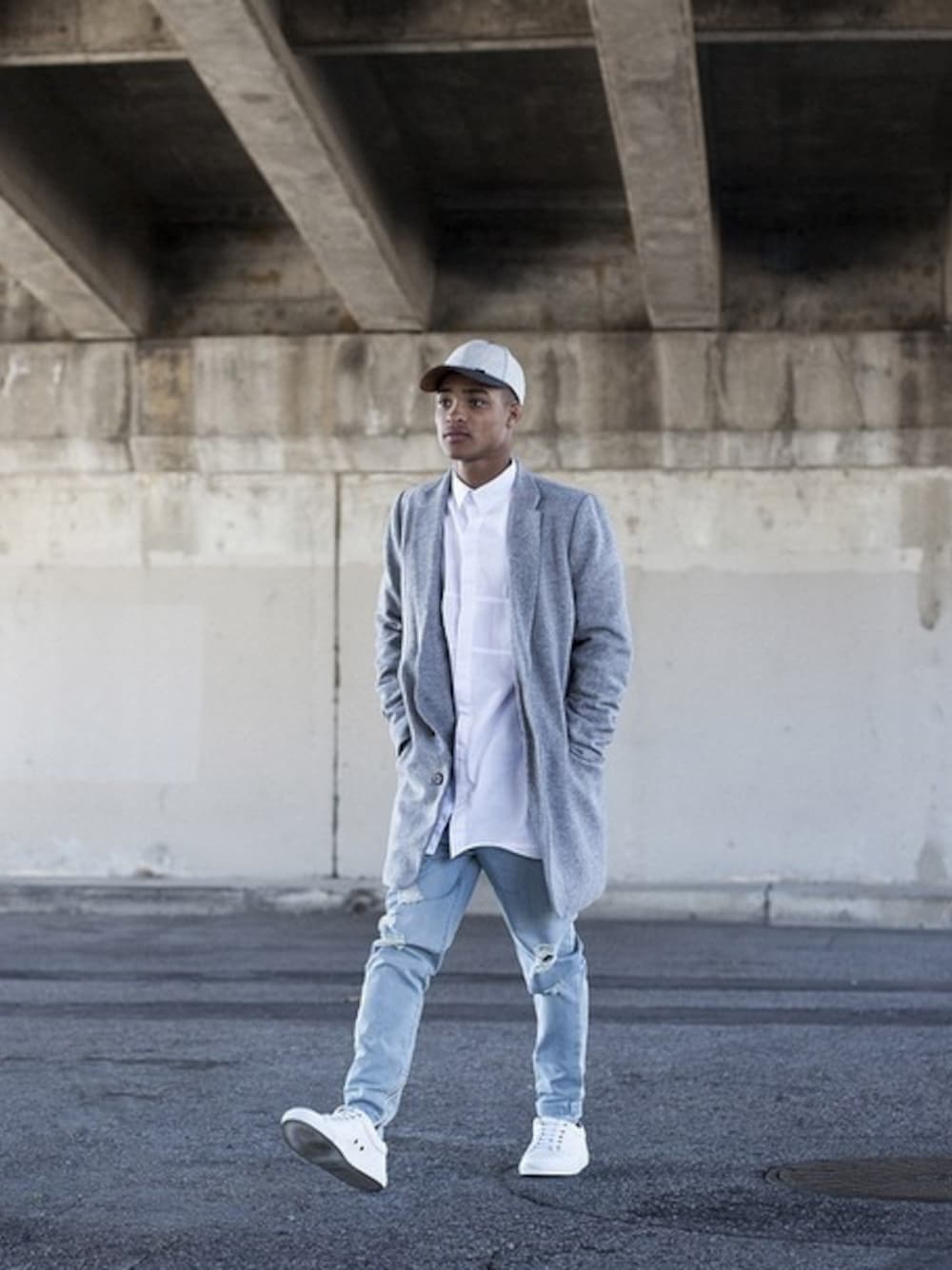 ホワイト系のシャツ/ブラウスを着用したメンズの春コーディネートの1枚目の写真