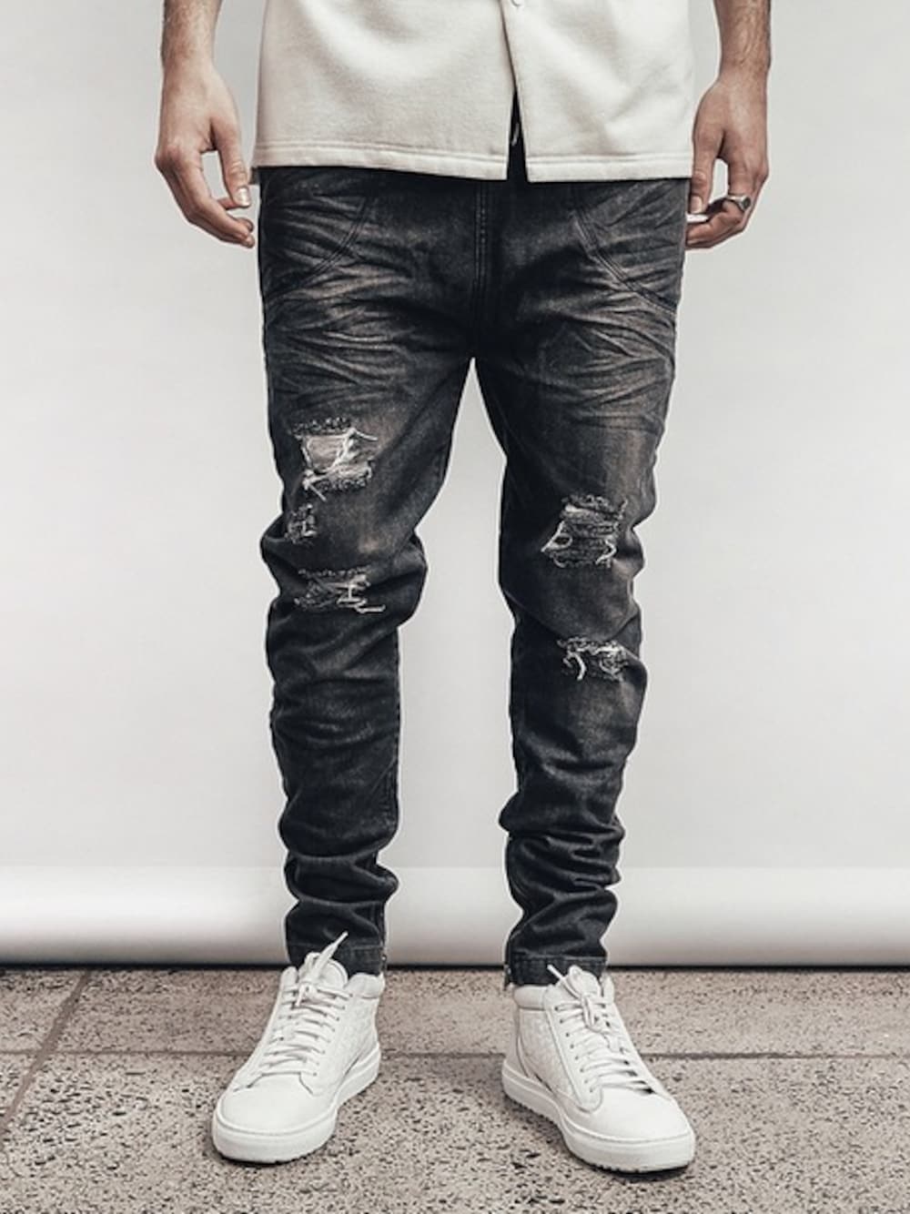 ブラック系のデニムパンツを着用したメンズの春コーディネートの1枚目の写真