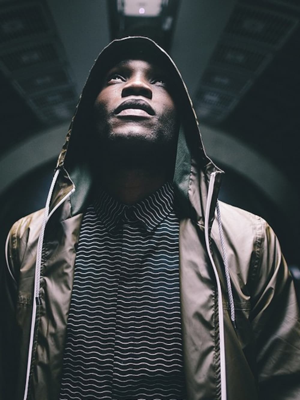 ブラック系のシャツ/ブラウス、グリーン系のナイロンジャケットを着用したメンズの春コーディネートの1枚目の写真