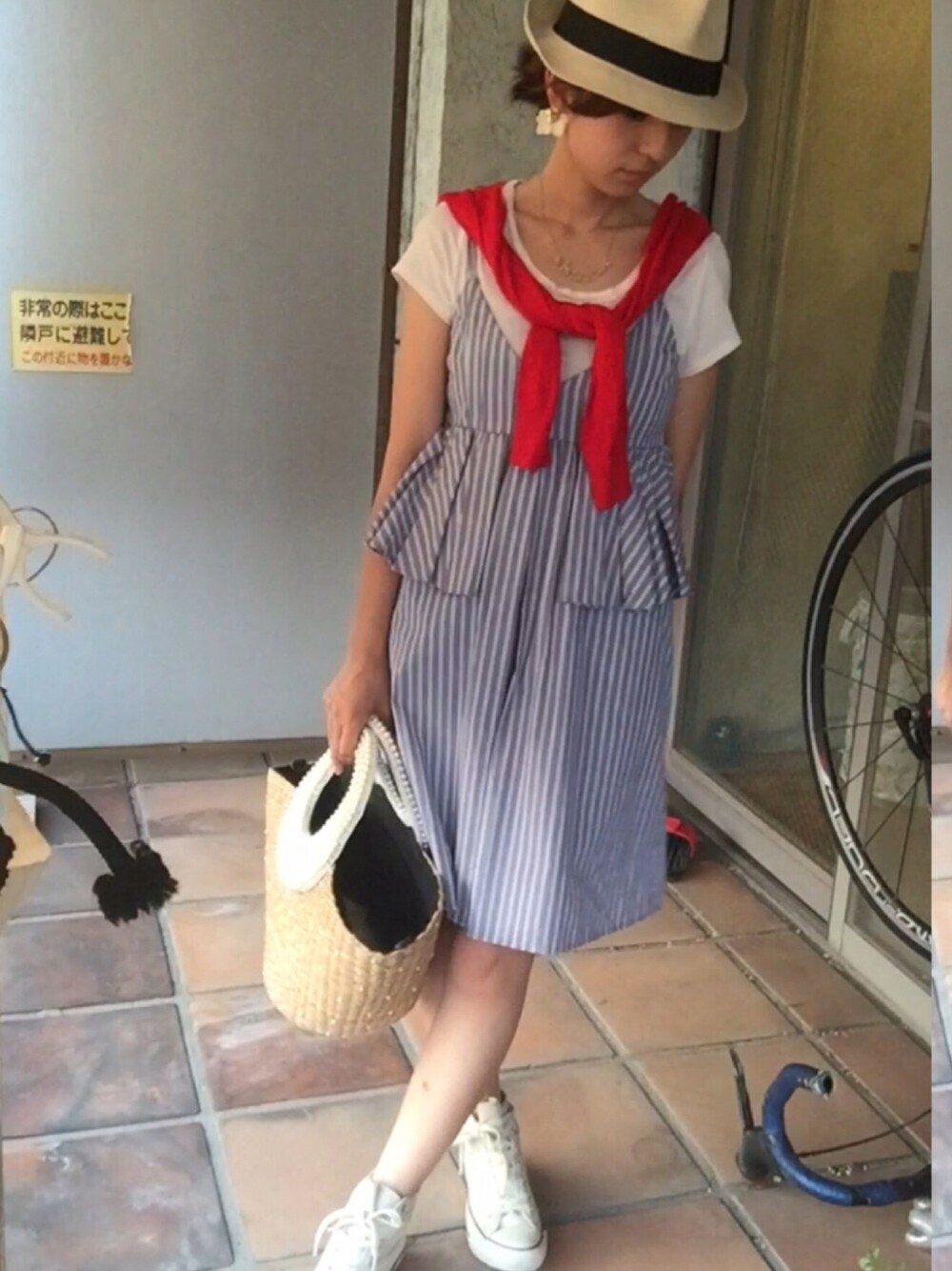 ブルー系のワンピース、レッド系のカーディガン/ボレロ、ホワイト系のスニーカーを着用したレディースの夏コーディネートの1枚目の写真