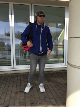 「アイテム（マウンテンパーカー、ブルー系）」を使った、ヒロさん（メンズ・180cm）の春コーディネート