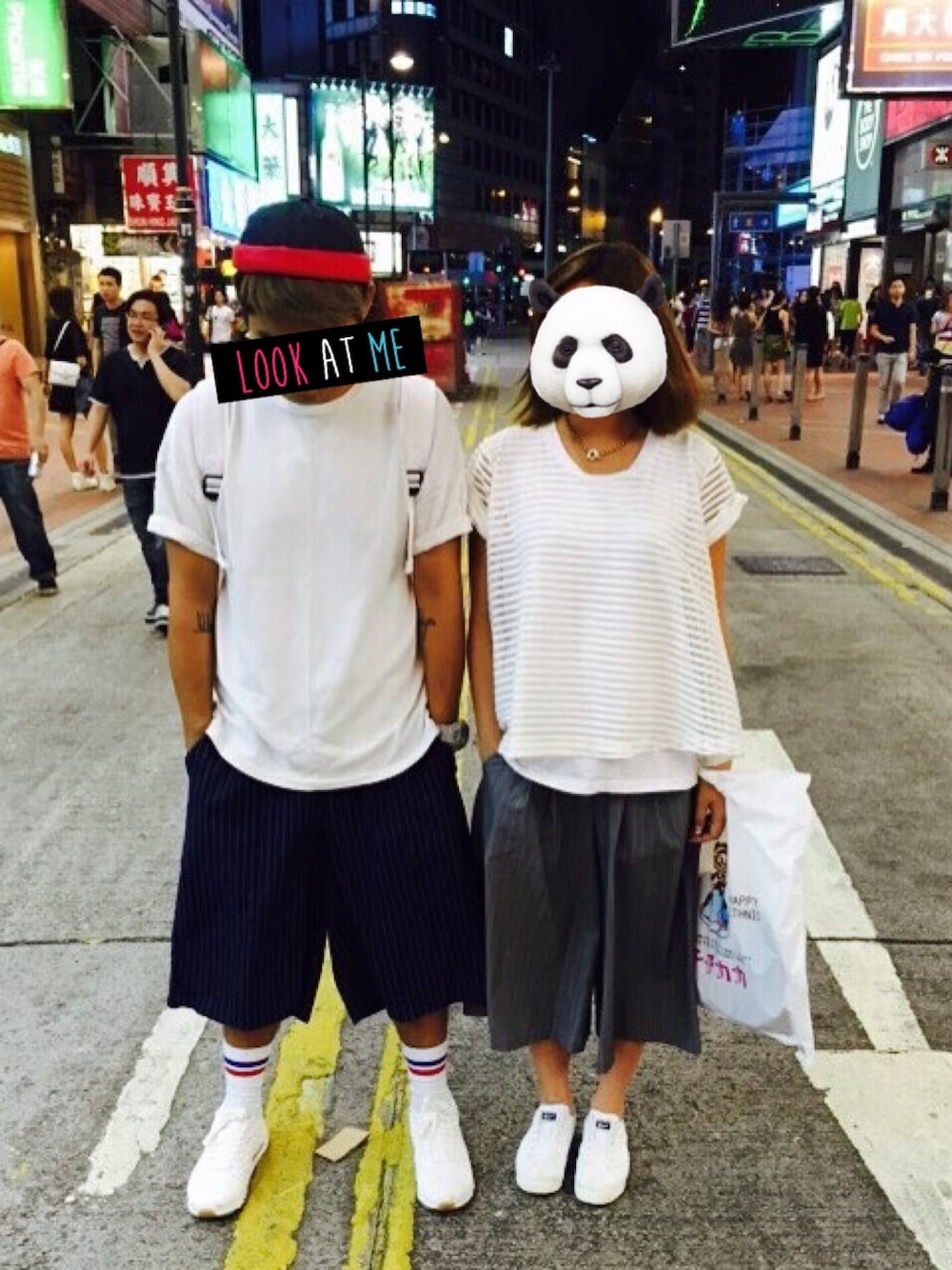 ホワイト系のスニーカー、ホワイト系のスニーカーを着用したメンズの秋コーディネートの1枚目の写真