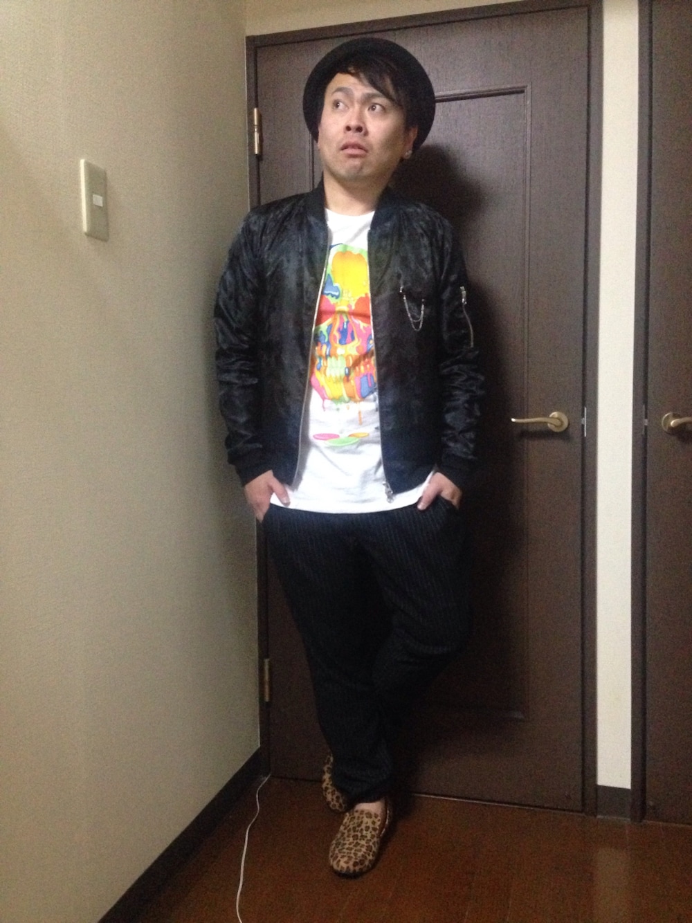 「ハット、ドクロ、Tシャツ、黒コーデ、ひょう柄、ロックコーデ」｜「ECKOのアイテム（Tシャツ/カットソー、ホワイト系）」を使った、小林一寿さん（メンズ・164cm）の春コーディネートの1枚目の写真