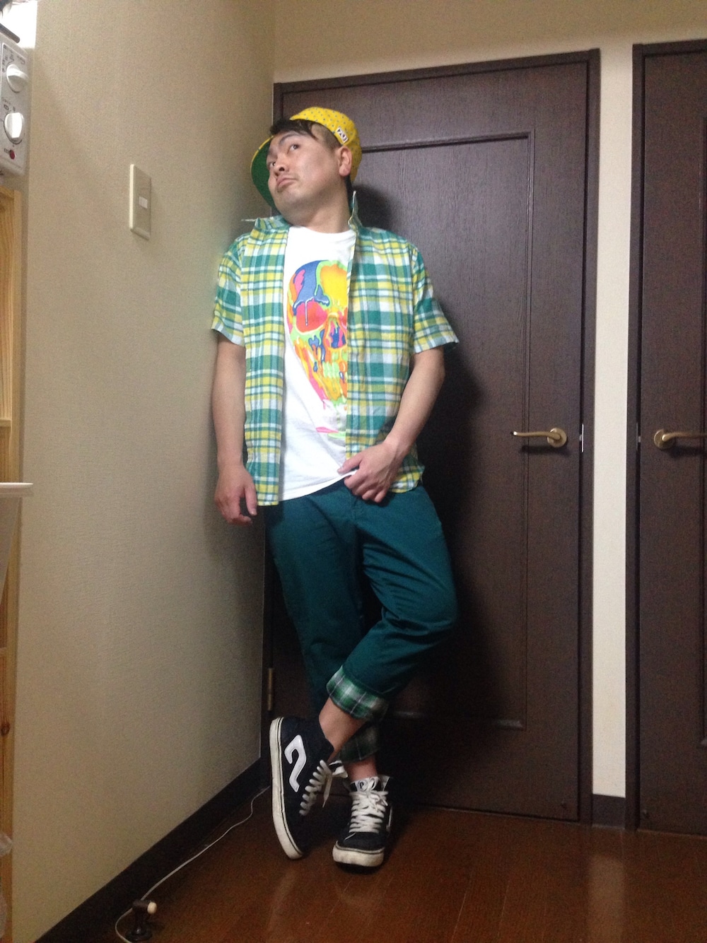 「緑、緑大好き同好会、黄色、シャツ、Tシャツ、クロップドパンツ、CAP、　、水玉、B☆B☆F」｜「ECKOのアイテム（Tシャツ/カットソー、ホワイト系）」を使った、小林一寿さん（メンズ・164cm）の夏コーディネートの1枚目の写真