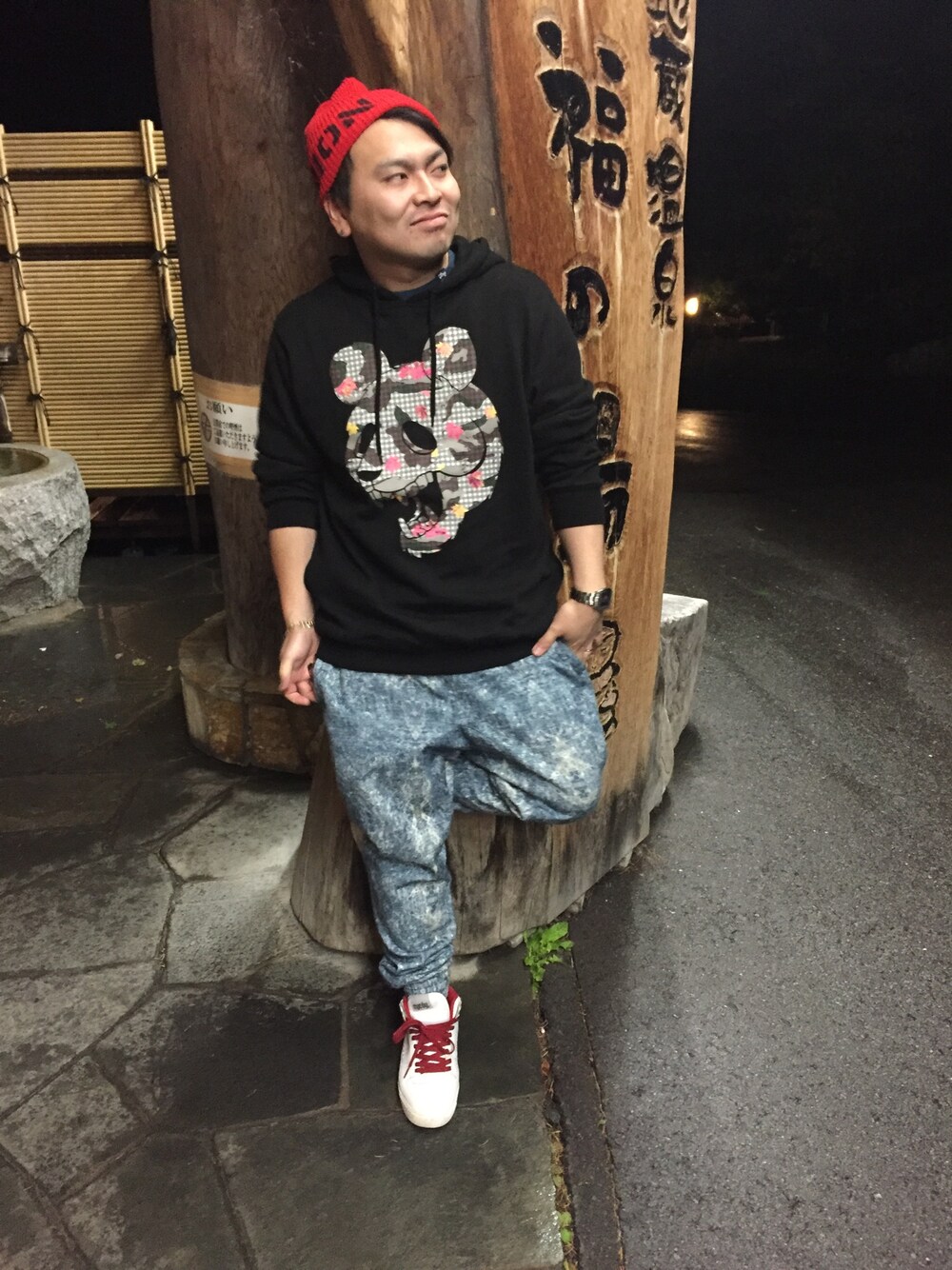 「パーカー、スウェットパンツ、ニット帽、ケミカルウォッシュ　パンツ、ハイカットスニーカー、ブレスレット、時計」｜「7Unionのアイテム（ニットキャップ/ビーニー、レッド系）」を使った、小林一寿さん（メンズ・164cm）の秋コーディネートの1枚目の写真