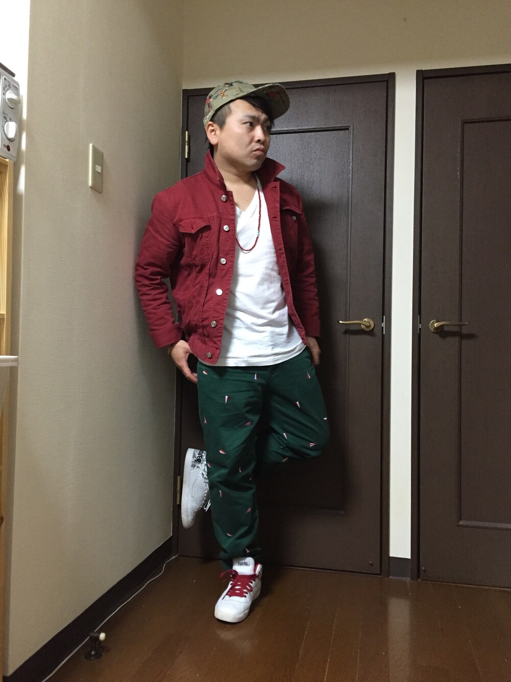 「デニムジャケット、Vネック、ビーズネックレス、キャップ、総柄パンツ、柄×柄、襟立て」｜「LRGのアイテム（キャップ、その他）」を使った、小林一寿さん（メンズ・164cm）の秋コーディネートの1枚目の写真