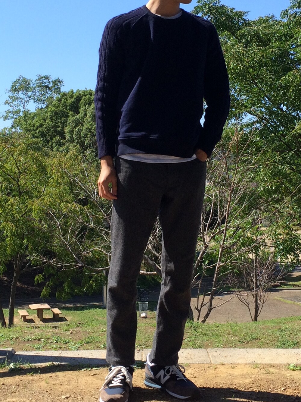 「スウェット、ウールパンツ、スニーカー、New Balance、公園」｜「green label relaxingのスウェット（スウェット、ブルー系）」を使った、ニセアキラさん（メンズ・173cm）の秋コーディネートの1枚目の写真