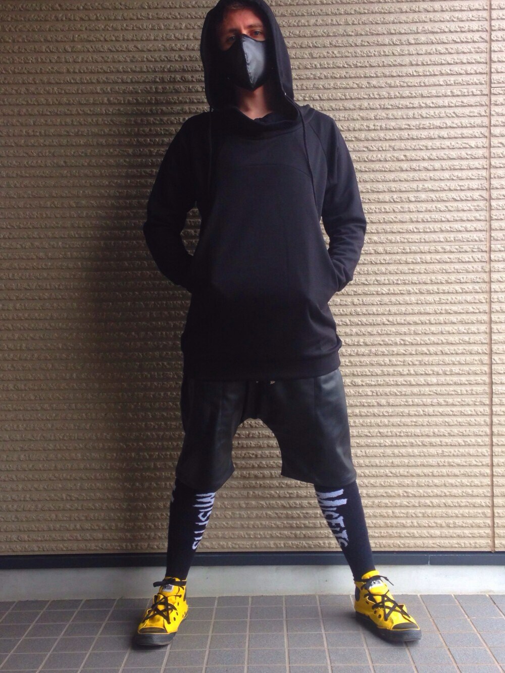 「オールブラック、モードストリート、黒、パーカー、ロングパーカー、サルエルパンツ、レザーショーツ、ハイソックス、スニーカー、星結び」｜「ankoROCKのアイテム（パーカー、ブラック系）」を使った、塔弁さん（メンズ・172cm）の秋コーディネートの1枚目の写真