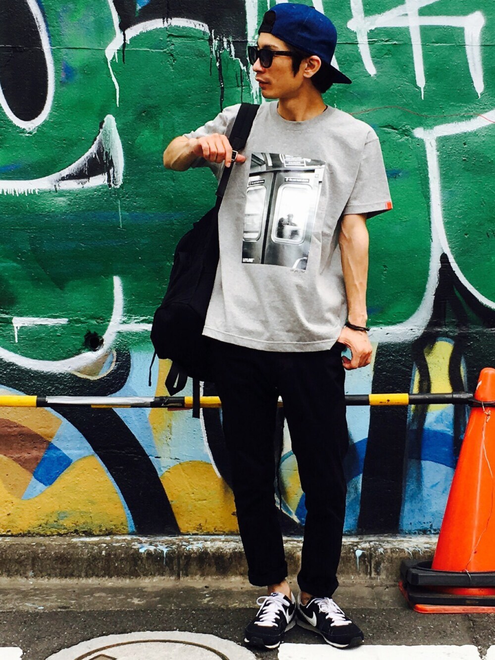 グレー系のTシャツ/カットソー、ブラック系のスニーカー、ブラック系のブレスレットを着用したメンズの夏コーディネートの1枚目の写真