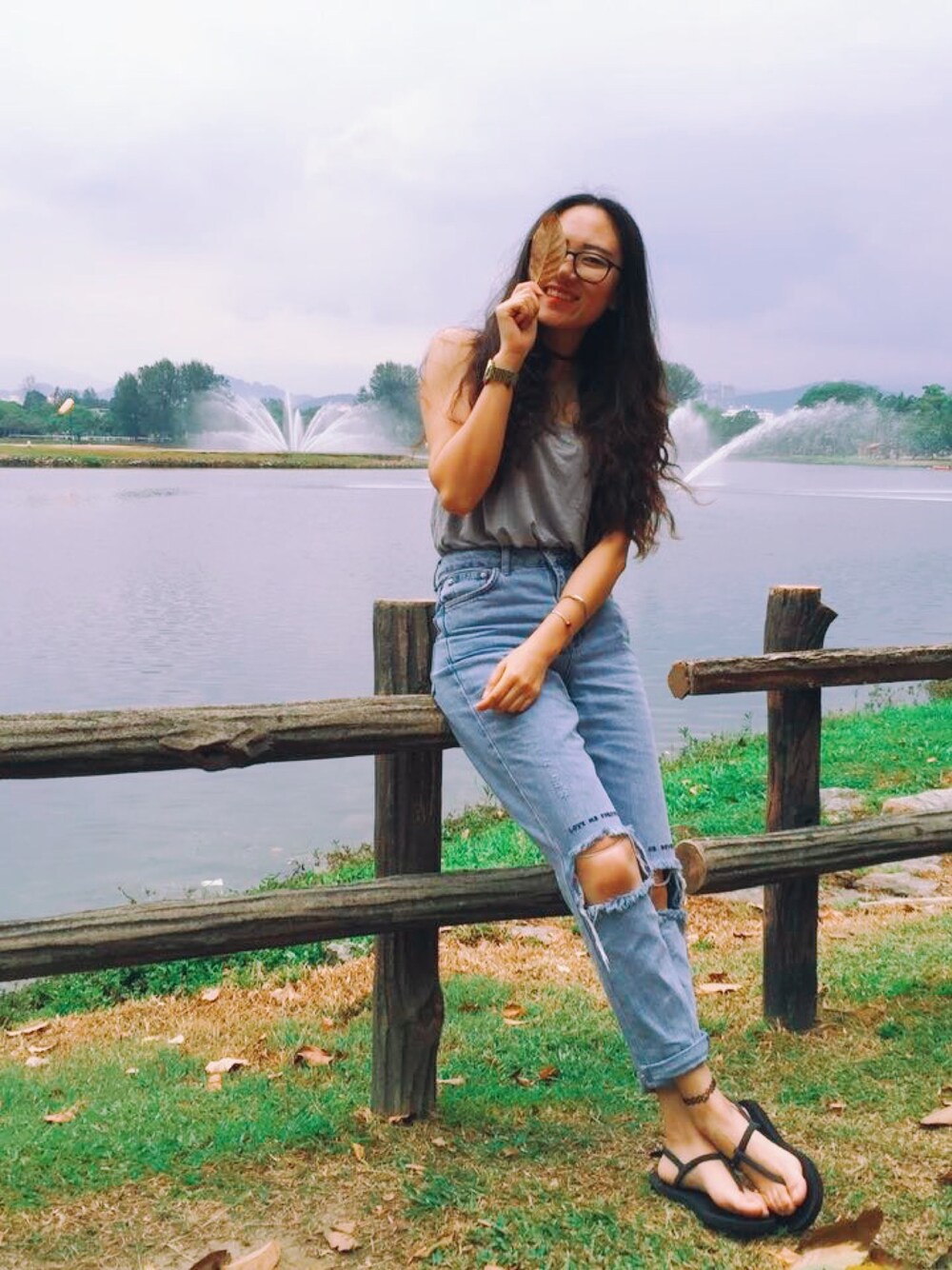 「夏、Ootd #、boyish、ripped jeans、LOVE、forever、TOPSHOP、summer、cool、momjeans」｜「TOPSHOPのアイテム（デニムパンツ、ブルー系）」を使った、Jamieさん（レディース・160cm）の夏コーディネートの1枚目の写真
