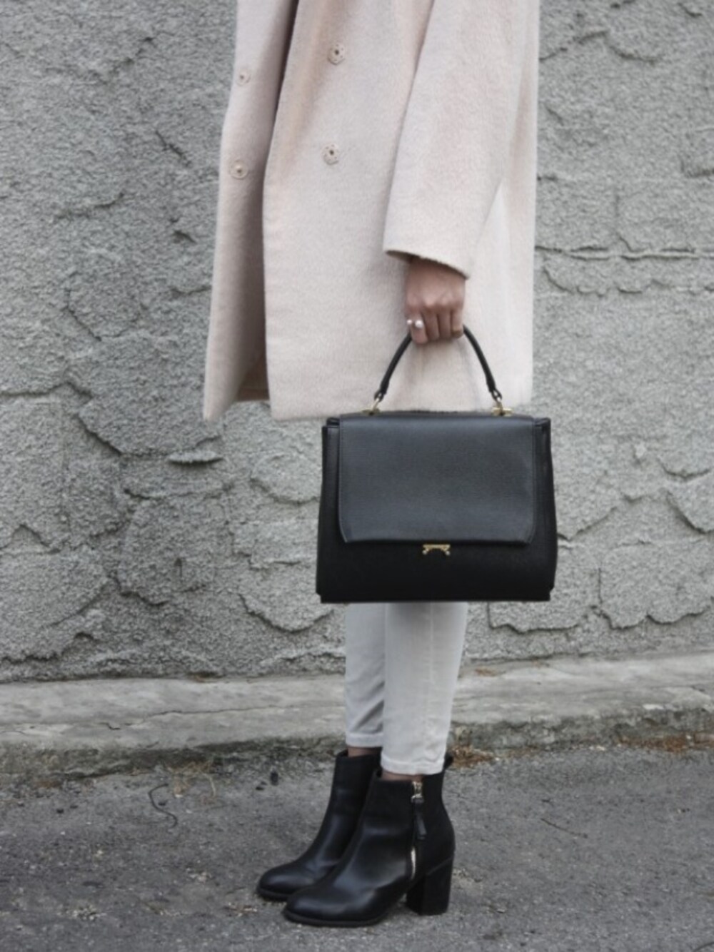 「totebag、ankle boots、flyflamingo , 플라이플라밍고」｜「flyflamingoのアイテム（トートバッグ、ブラック系）」を使った、flyflamingoさん（レディース・168cm）の秋コーディネートの1枚目の写真