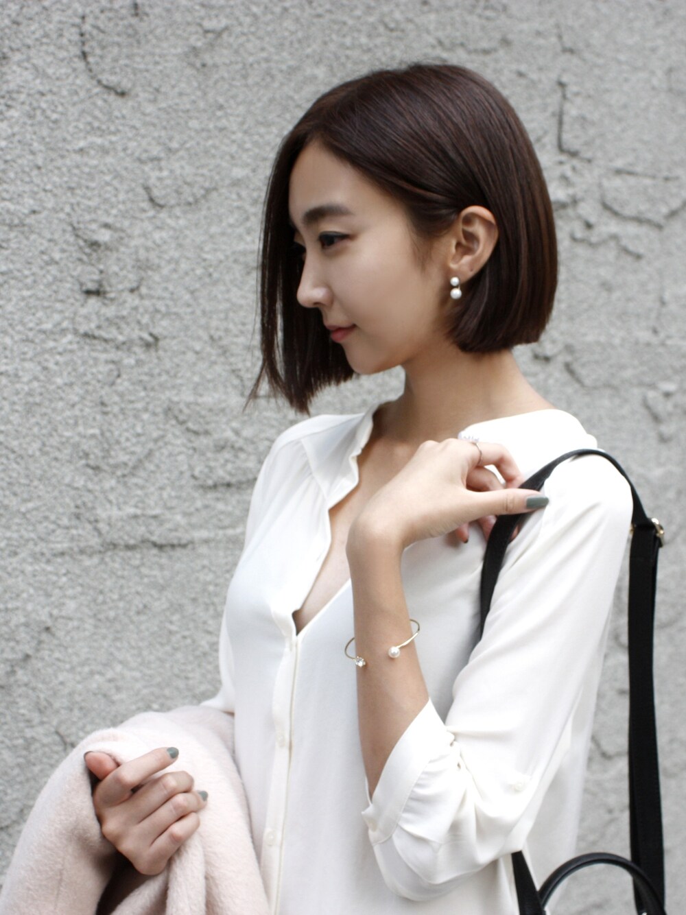 「Jewelry、bracelet、RING、BAG、white、black、daily look、outfit、ootd、flyflamingo , 플라이플라밍고」｜「flyflamingoのアイテム（イヤリング、ホワイト系）」を使った、flyflamingoさん（レディース・168cm）の秋コーディネートの1枚目の写真