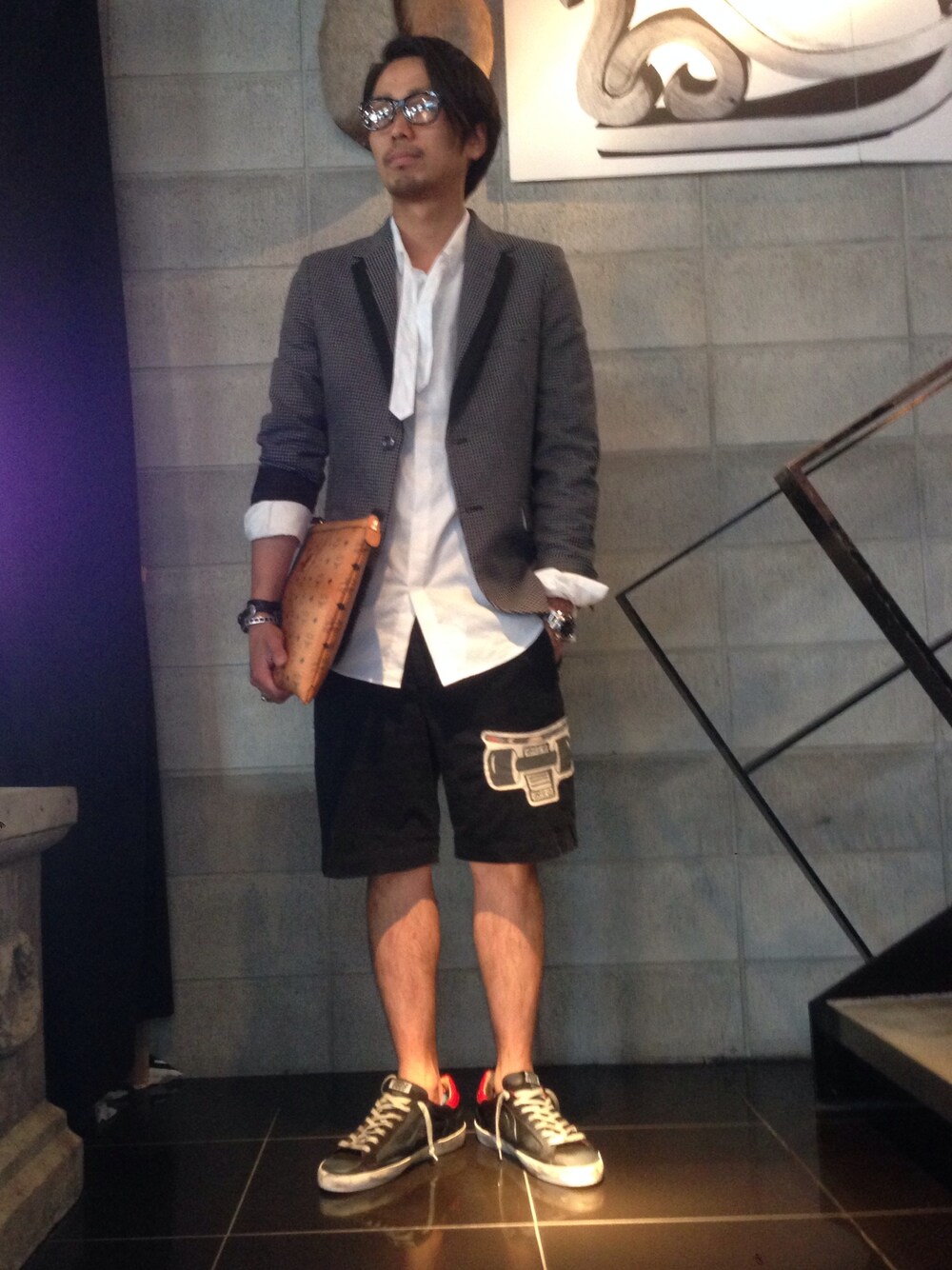 「GOLDEN GOOSE、LHP、MCM、スリッポン、蛍光カラー、短パン、NAGOYA 、GGDB」｜「L.H.PのLHP/エルエイチピー/MCM/エムシーエム/DOCUMENTBAG　LARGE（クラッチバッグ、ブラウン系）」を使った、相川直輝さん（メンズ・174cm）の春コーディネートの1枚目の写真