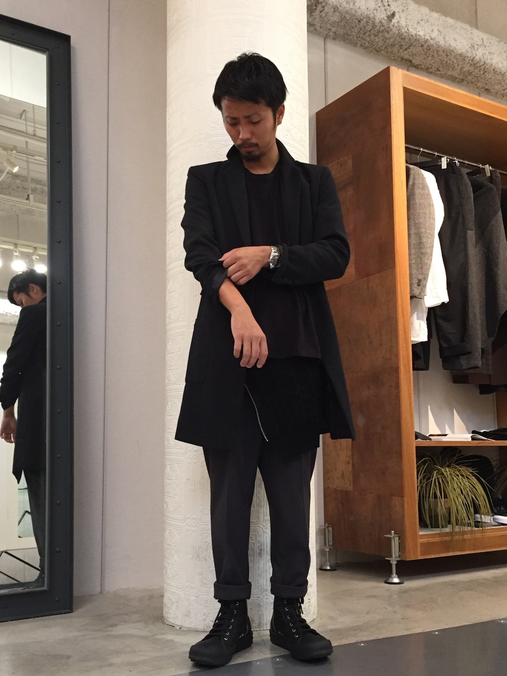 「LHP、LHP名古屋、sulvam、DRKSHDW by Rick Owens、相川、男の黒、ブラックコーデ」｜「DRKSHDW by RICK OWENSのアイテム（スニーカー、ブラック系）」を使った、相川直輝さん（メンズ・174cm）の秋コーディネートの1枚目の写真