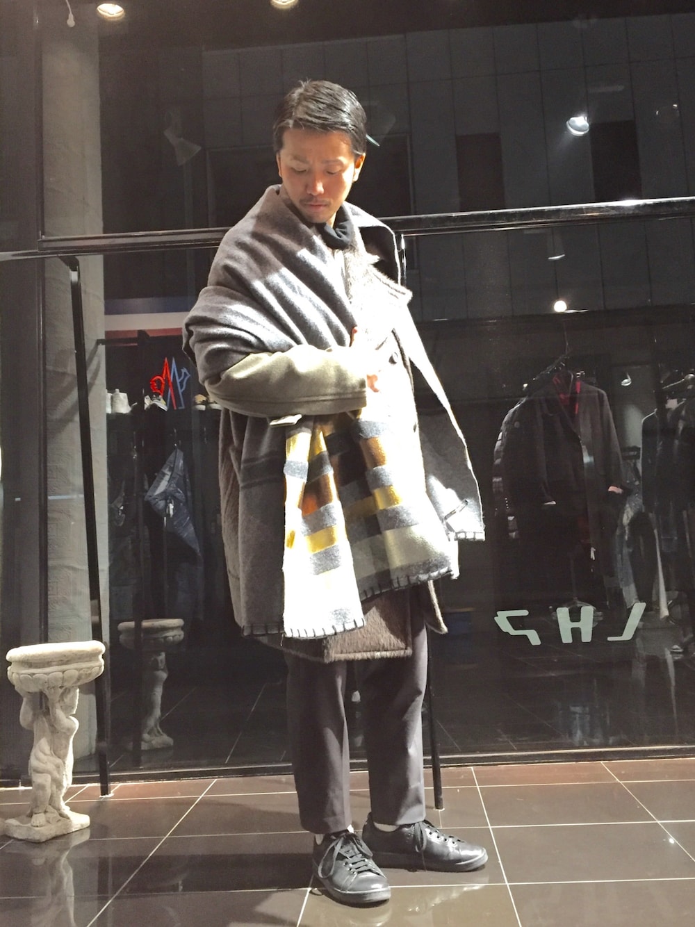 「LHP、LHP名古屋、マント、GOLDEN GOOSE、コート」｜「ermanno GARAMINIのアイテム（チェスターコート、グレー系）」を使った、相川直輝さん（メンズ・174cm）の冬コーディネートの1枚目の写真