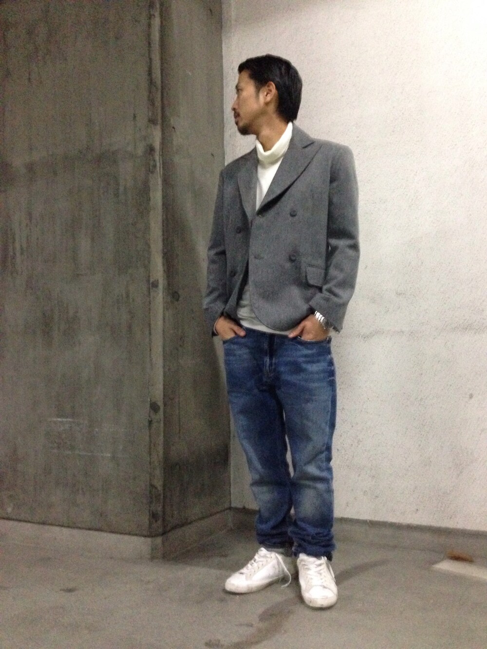 「LHP、ジャケット、GOLDEN GOOSE、TONSURE、晴れ、スニーカー、オトナカジュアル」｜「TONSUREのアイテム（テーラードジャケット、グレー系）」を使った、相川直輝さん（メンズ・174cm）の冬コーディネートの1枚目の写真