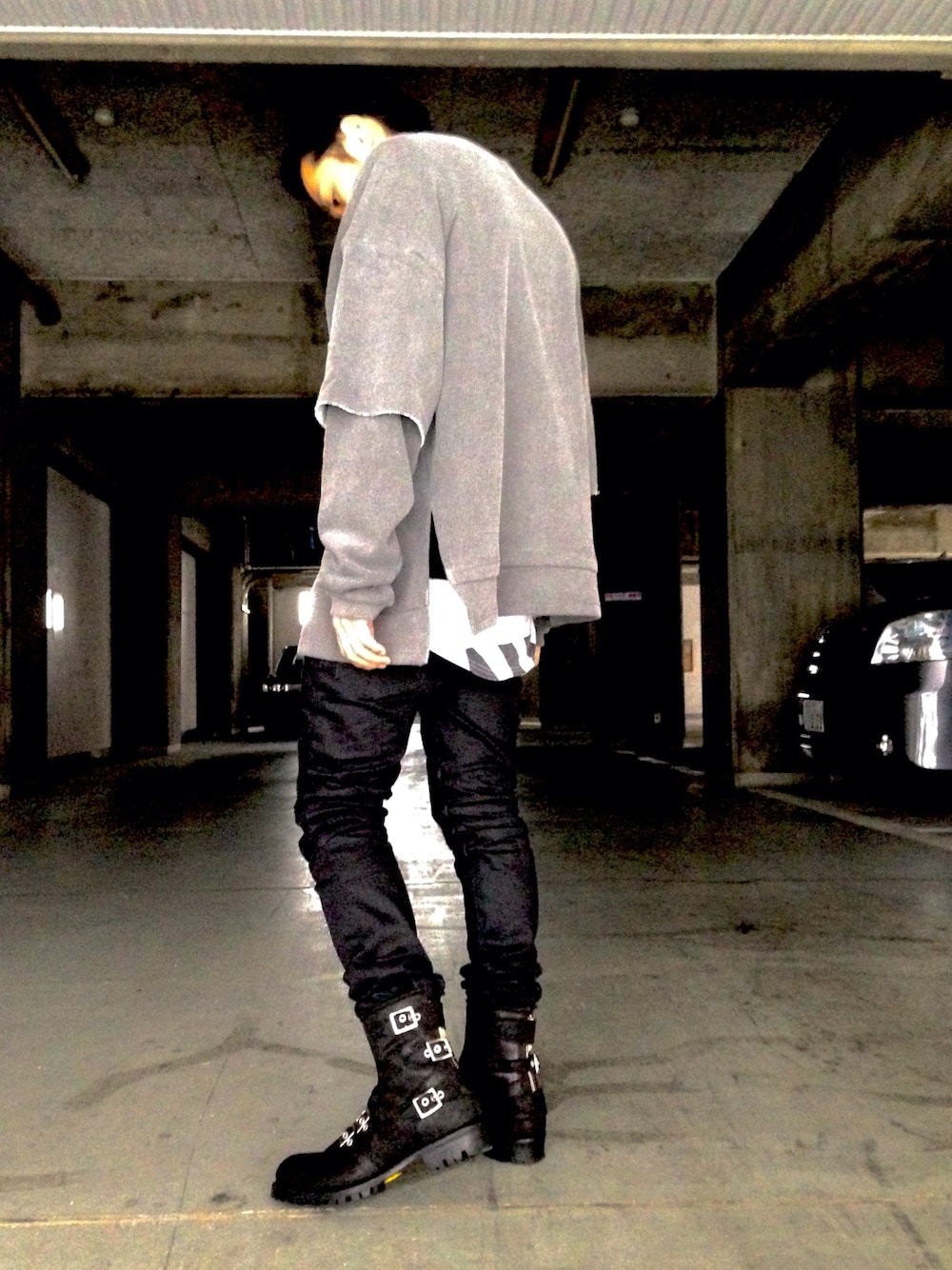 「スウェット、ブーツ、ストリート、BALMAIN、blackmeans、WHITELAND BLACKBURN、WLBB」｜「BLACKMEANSのアイテム（ブーツ、ブラック系）」を使った、相川直輝さん（メンズ・174cm）の冬コーディネートの1枚目の写真