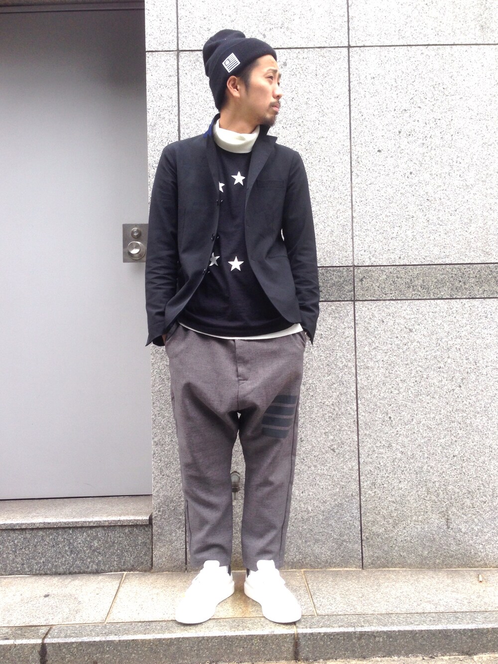 「GOLDEN GOOSE、ETUDES、Etudes Studio、GGDB、スニーカー、ストリート」｜「Etudes Studioのアイテム（Tシャツ/カットソー、ブラック系）」を使った、相川直輝さん（メンズ・174cm）の冬コーディネートの1枚目の写真