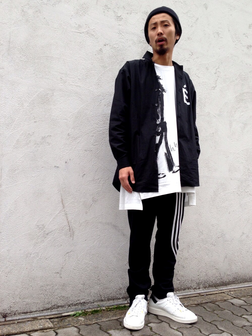ブラック系のシャツ/ブラウス、ホワイト系のTシャツ/カットソー、ブラック系のその他パンツを着用したメンズの春コーディネートの1枚目の写真