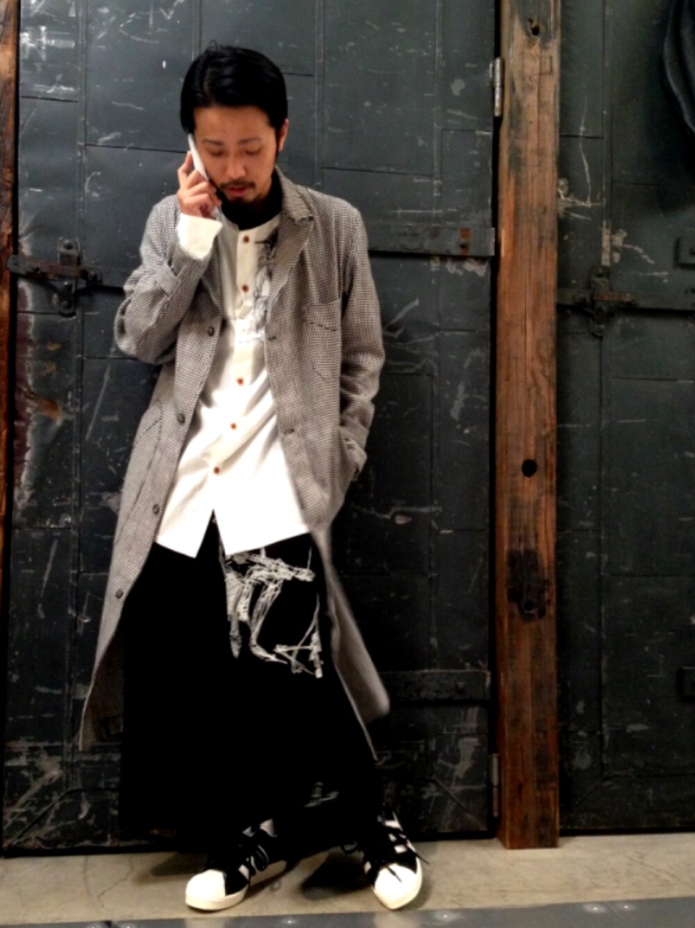 「yohjiyamamoto、adidas、スニーカー、ERMANNO GALLAMINI、春コーデ、LHP名古屋、チェスターコート、シャツスタイル」｜「ERMANNO GALAMINIのアイテム（ステンカラーコート、ホワイト系）」を使った、相川直輝さん（メンズ・174cm）の春コーディネートの1枚目の写真