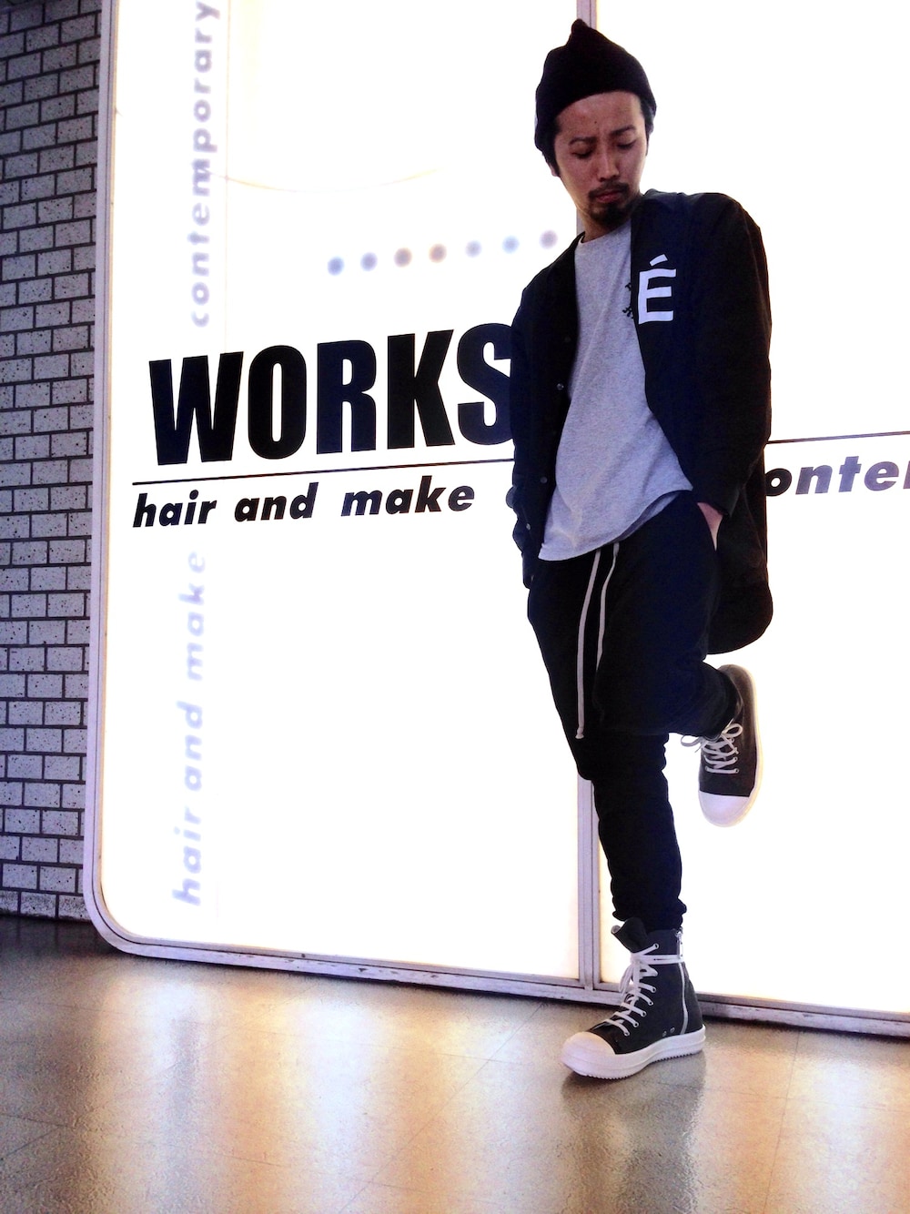 「drkshdw、DRKSHDW by Rick Owens、RICK OWENS、Etudes Studio、シャツスタイル、ストリート、サルエルパンツ、LHP」｜「DRKSHDW by RICK OWENSのアイテム（スニーカー、グレー系）」を使った、相川直輝さん（メンズ・174cm）の春コーディネートの1枚目の写真