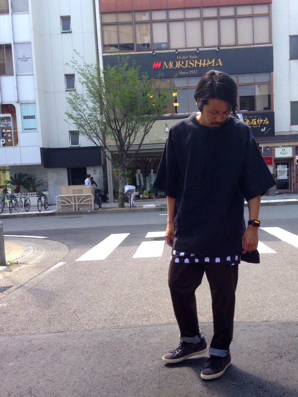 「Etudes Studio、GOLDEN GOOSE、LHP、春コーデ、ストリート」｜「Etudes Studioのアイテム（シャツ/ブラウス、ブラック系）」を使った、相川直輝さん（メンズ・174cm）の春コーディネートの1枚目の写真