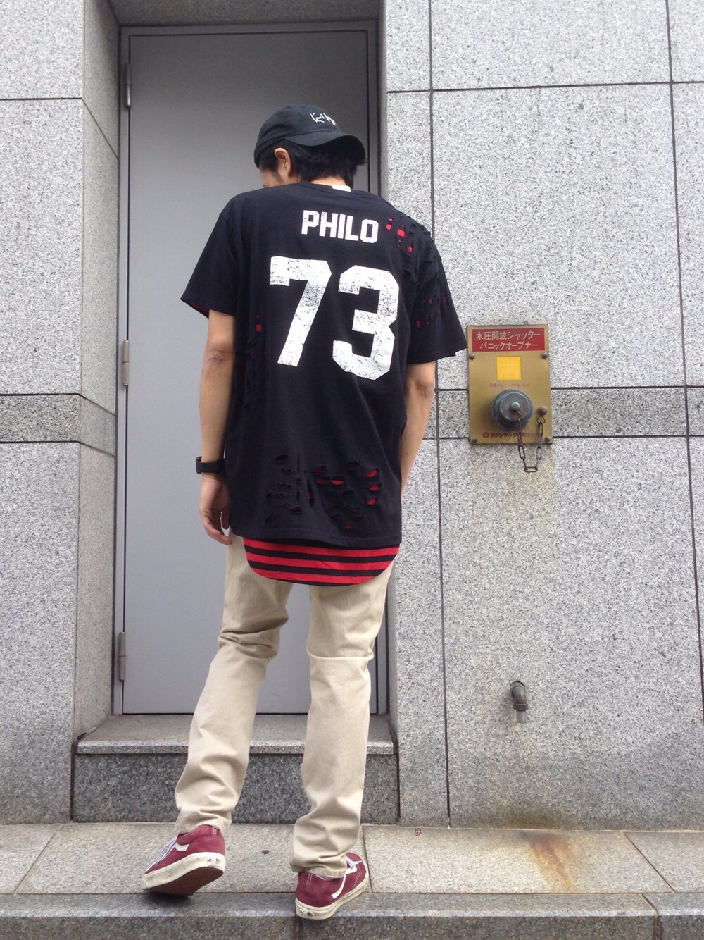 「VANS、LHP、street、カートコバーン、KaneZ、palmangels、LESARTIST」｜「WHITELANDのアイテム（Tシャツ/カットソー、レッド系）」を使った、相川直輝さん（メンズ・174cm）の春コーディネートの1枚目の写真