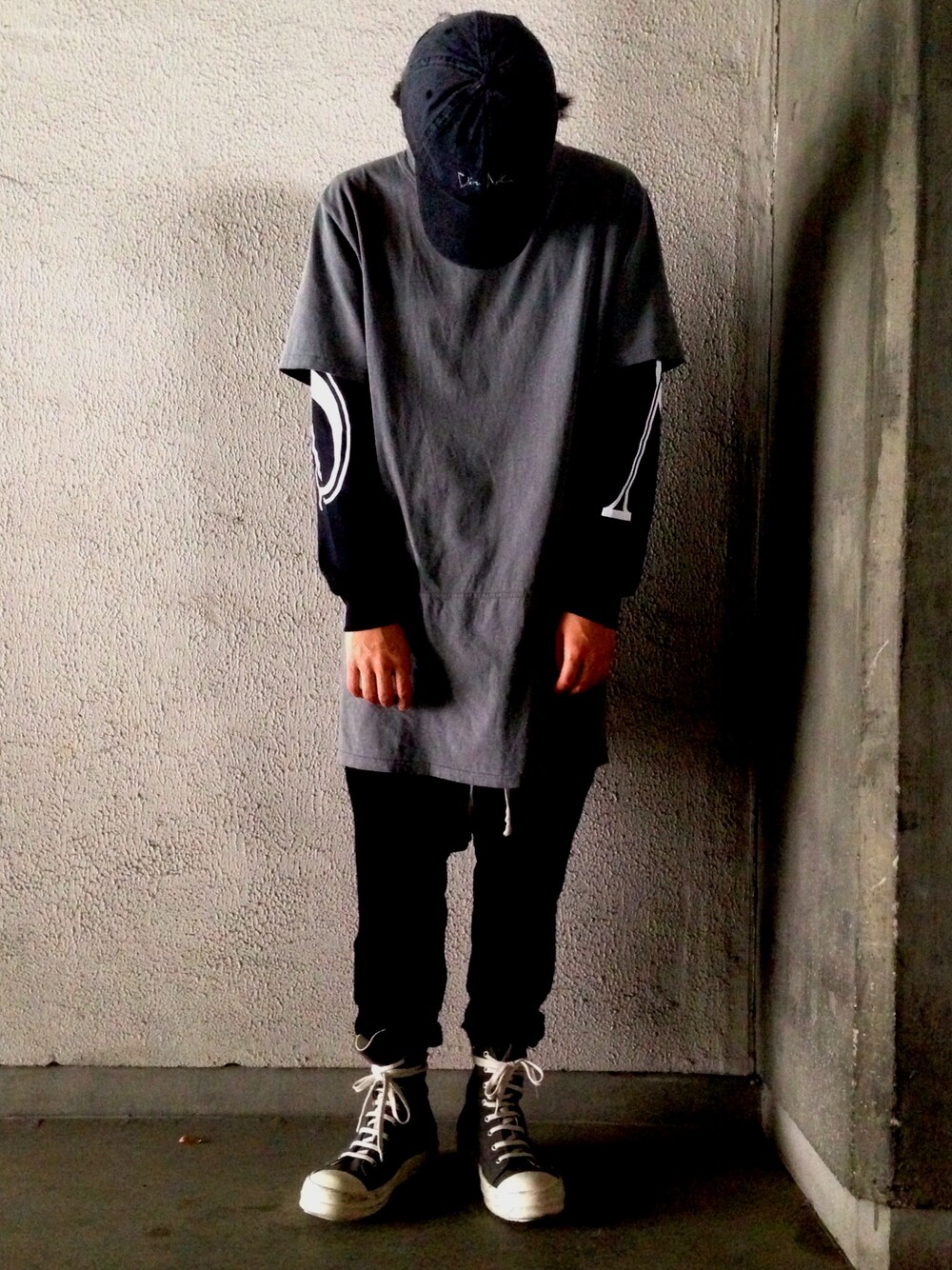 「DIMMAK、LHP、ストリート、RICK OWENS、drkshdw、スニーカー、おばけ」｜「WHITELANDのWhiteLandBlackBurn/ホワイトランドブラックバーン/Side Slit T-Shirts（Tシャツ/カットソー、ホワイト系）」を使った、相川直輝さん（メンズ・174cm）の春コーディネートの1枚目の写真