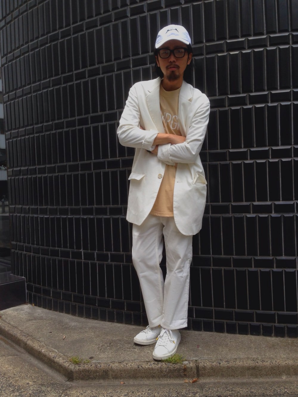 「LHP、爽やかコーデ、白、大人カジュアル、ストリート、スニーカー、ベージュ」｜「JULIEN DAVIDのアイテム（テーラードジャケット、ホワイト系）」を使った、相川直輝さん（メンズ・174cm）の夏コーディネートの1枚目の写真