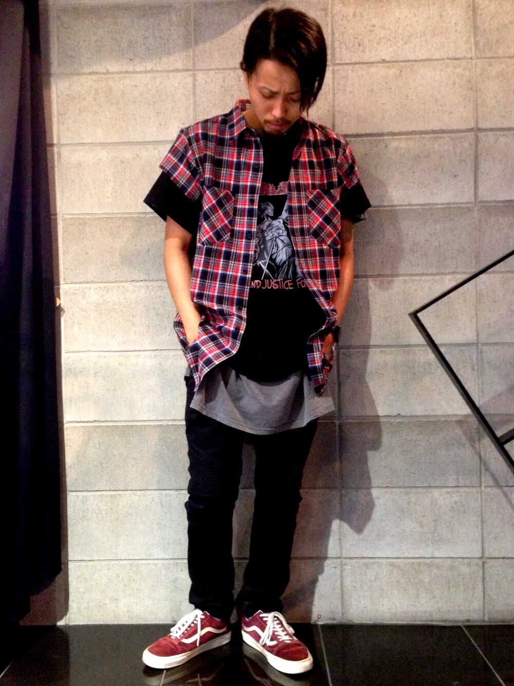 「LHP、fog、ストリート、BALMAIN、シャツスタイル、VANS、ジャスティンビーバー、30代」｜「DANKE SCHONのアイテム（シャツ/ブラウス、レッド系）」を使った、相川直輝さん（メンズ・174cm）の夏コーディネートの1枚目の写真