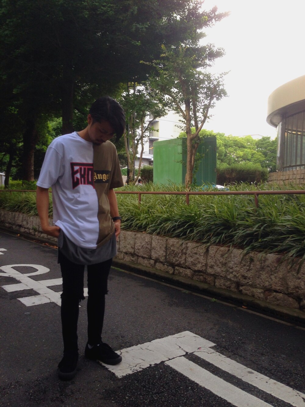 「Danke schon、ダンケシェーン、スキニーデニム、カジュアル、palmangels、VANS」｜「Palm Angelsのアイテム（Tシャツ/カットソー、ホワイト系）」を使った、相川直輝さん（メンズ・174cm）の夏コーディネートの1枚目の写真