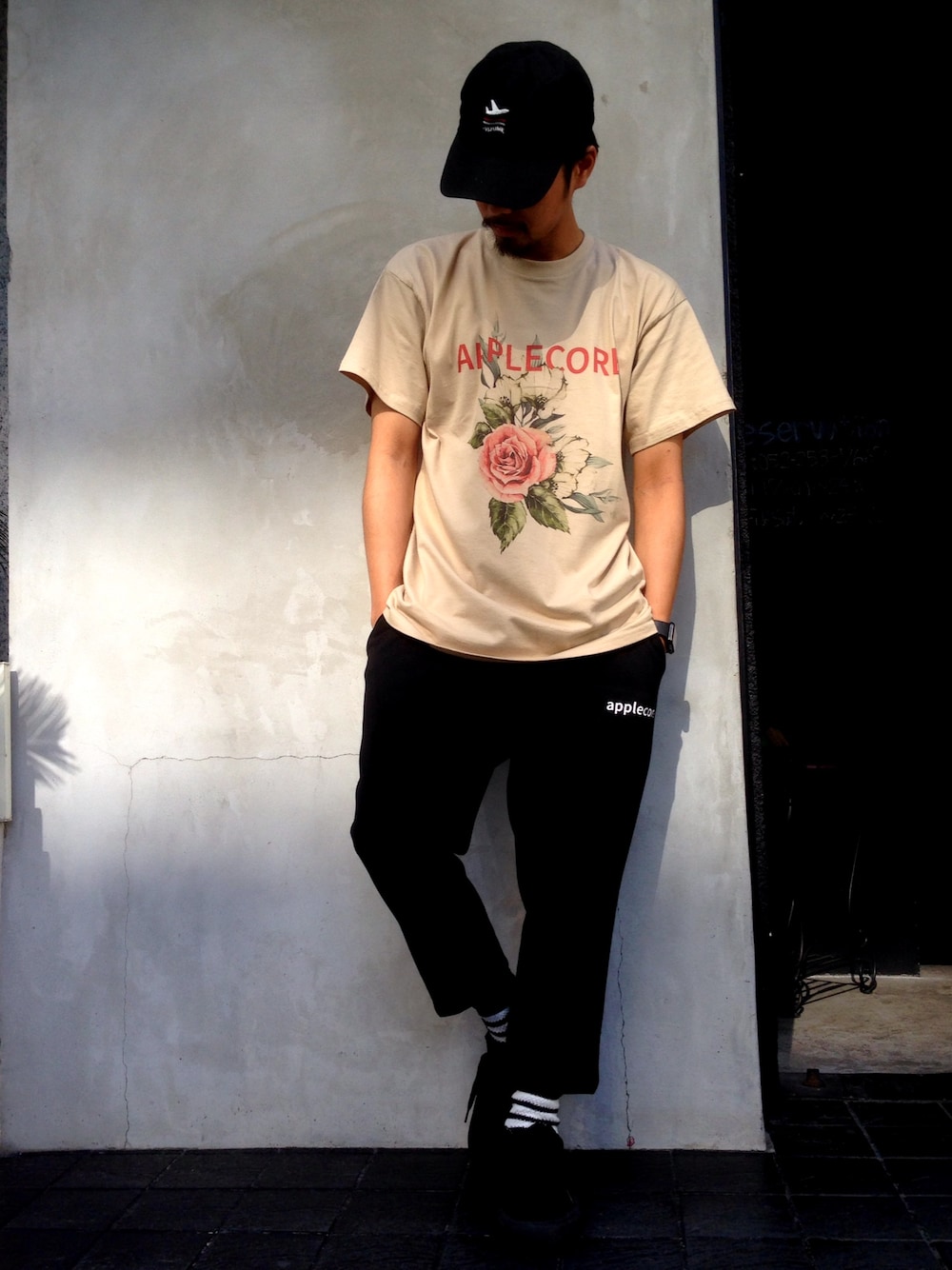 「parisien、PARIS、AppleCore、LHP、ストリート、ベージュ、ジャージ、ジャージパンツ」｜「APPLECOREのアイテム（Tシャツ/カットソー、ベージュ系）」を使った、相川直輝さん（メンズ・174cm）の夏コーディネートの1枚目の写真
