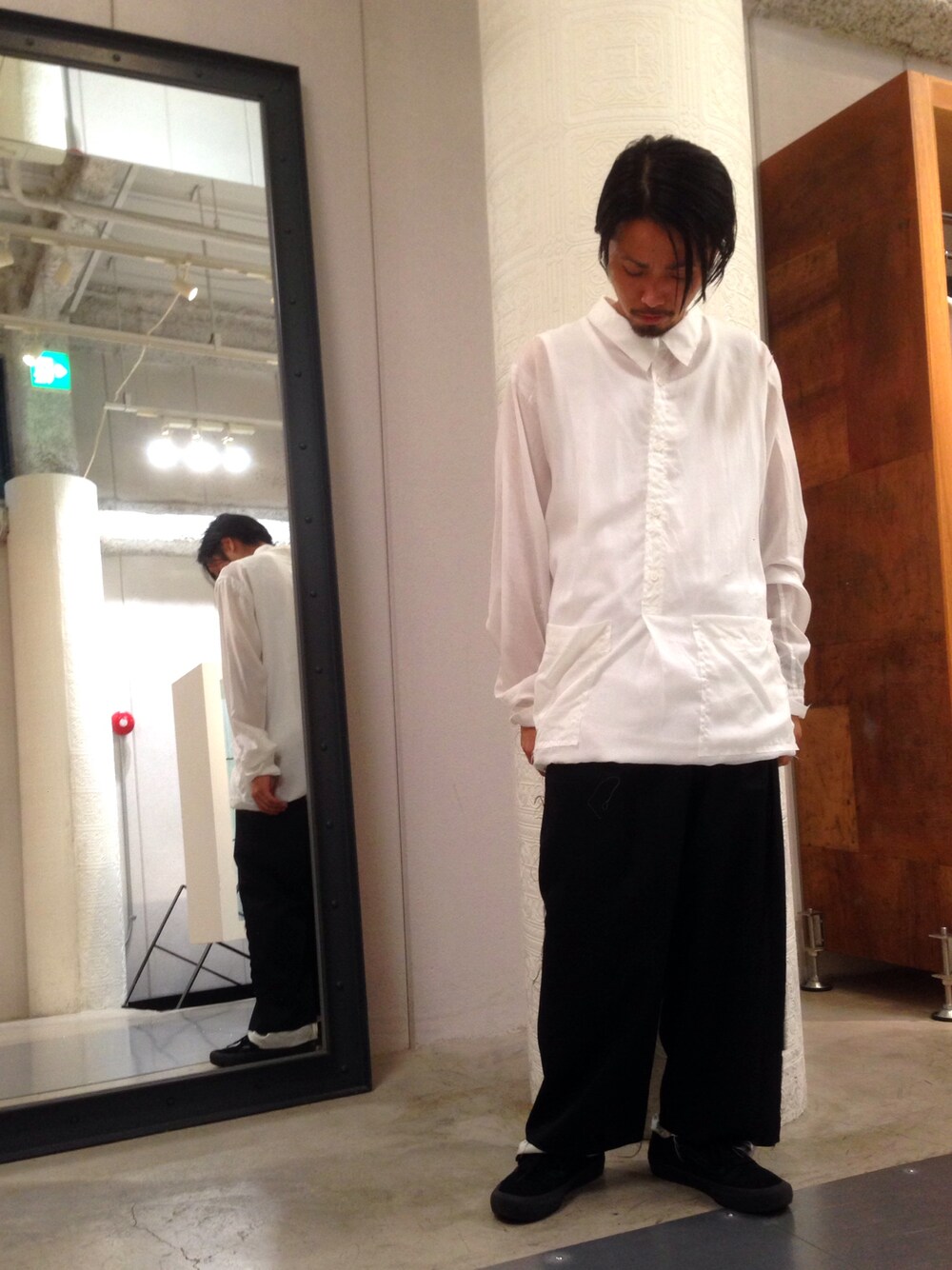 「sulvam、LHP、ワイドパンツ、白シャツ、切りっぱなし、スラックス」｜「sulvamのアイテム（シャツ/ブラウス、ホワイト系）」を使った、相川直輝さん（メンズ・174cm）の夏コーディネートの1枚目の写真