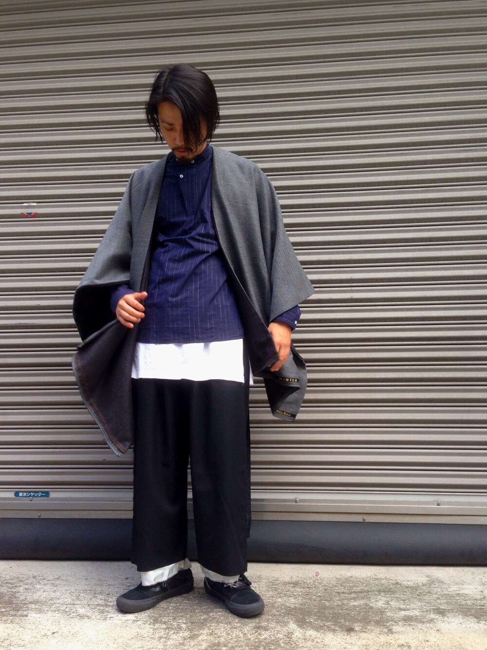 「ERMANNO GALLAMINI、TONSURE、sulvam、WLBB、WHITELAND BLACKBURN、オトナカジュアル、ポンチョ」｜「ERMANNO GALLAMINIのアイテム（その他トップス、グレー系）」を使った、相川直輝さん（メンズ・174cm）の秋コーディネートの1枚目の写真