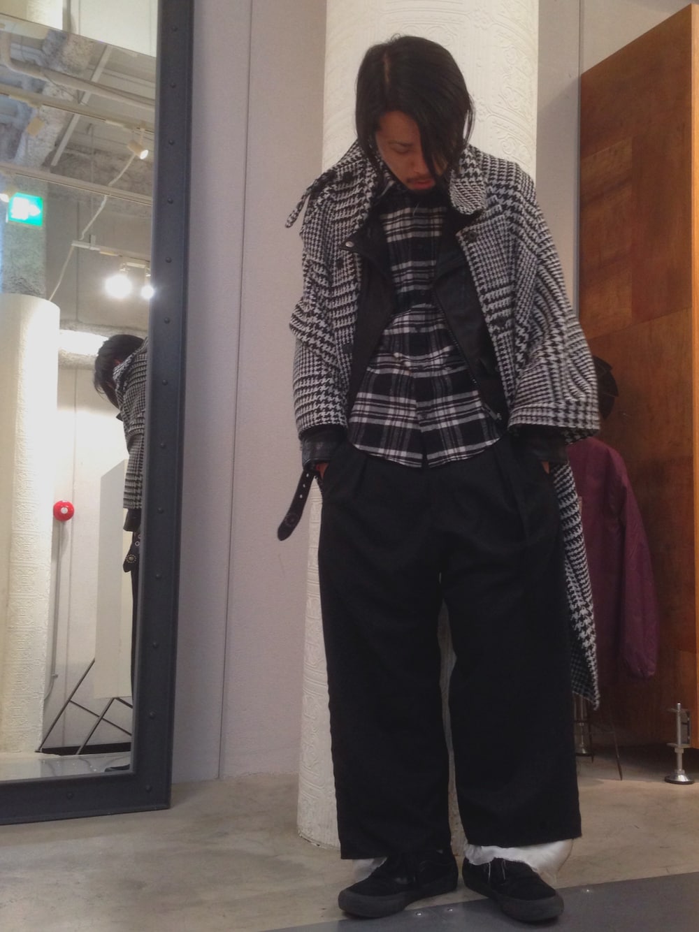 「ポンチョ、レザージャケット、ライダース、GGDB、GOLDEN GOOSE、sulvam、ワイドパンツ、ゆるコーデ、黒」｜「ERMANNO GALLAMINIのアイテム（ポンチョ、グレー系）」を使った、相川直輝さん（メンズ・174cm）の秋コーディネートの1枚目の写真