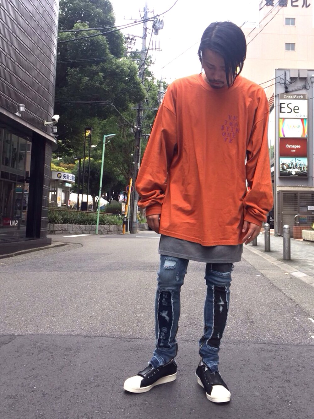 「yeezy、KaneZ、Danke schon、LHP、スニーカー、ストリート、ジャスティンビーバー、デニム」｜「KaneZのアイテム（Tシャツ/カットソー、レッド系）」を使った、相川直輝さん（メンズ・174cm）の秋コーディネートの1枚目の写真
