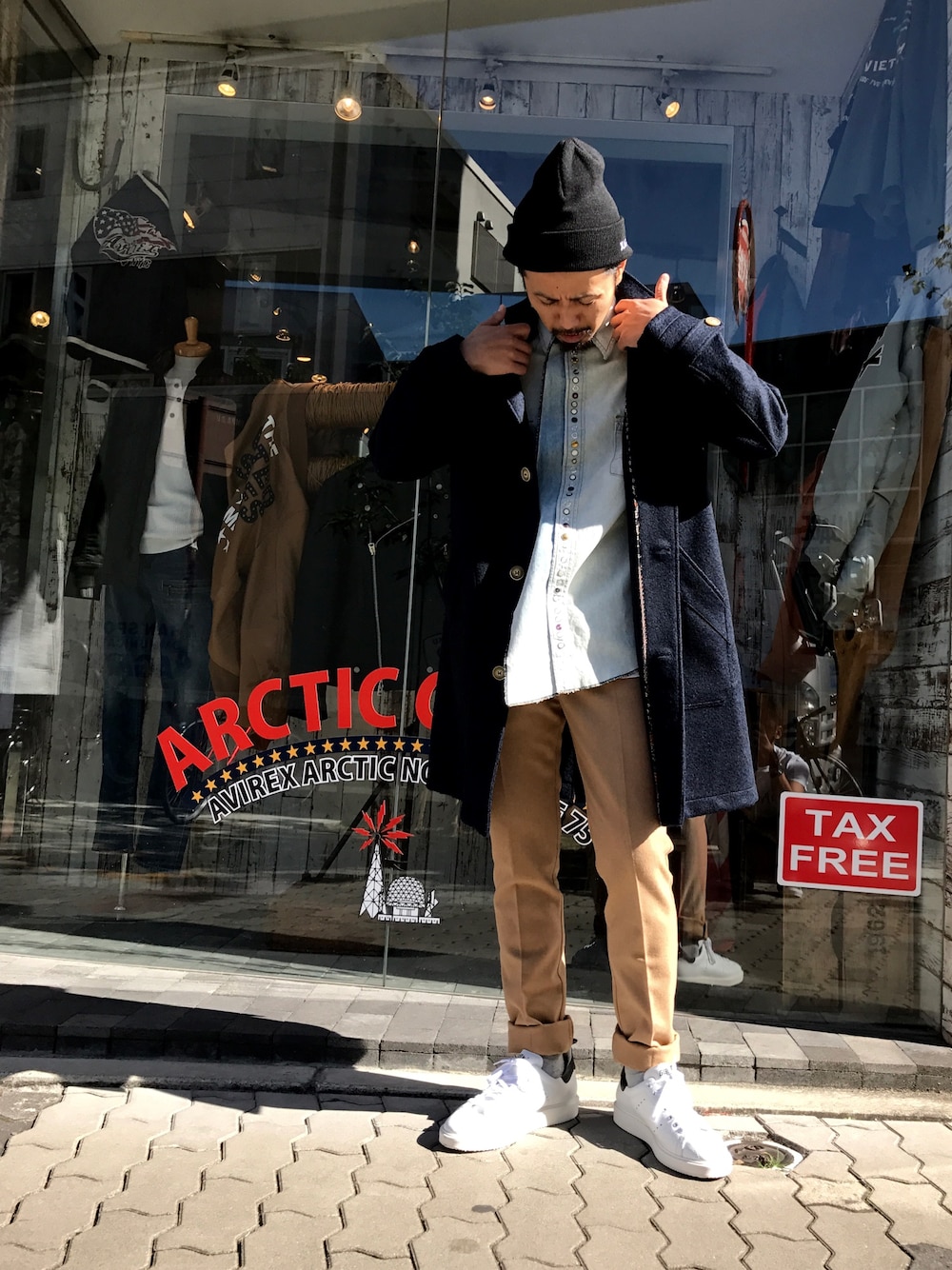 「ストリート、GOLDEN GOOSE、gosharubchinskiy、コート、チェスターコート、ステンカラーコート、スニーカー」｜「Gosha Rubchinskiyのアイテム（ニットキャップ/ビーニー、ブラック系）」を使った、相川直輝さん（メンズ・174cm）の秋コーディネートの1枚目の写真