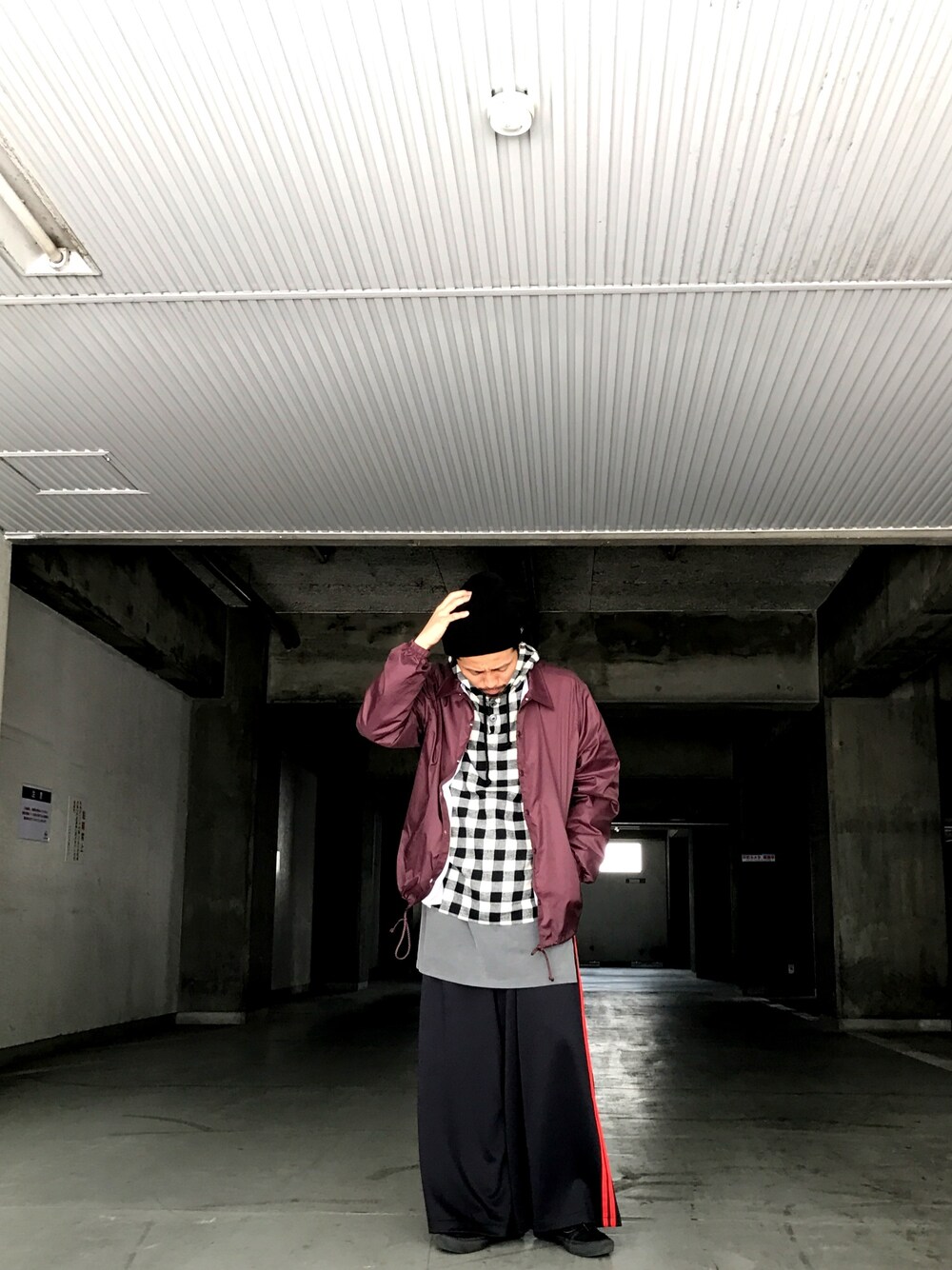 「ストリート、ジャージ、ワイドパンツ、コーチジャケット、ニット帽、gosharubchinskiy、DIMMAK、LHP、LHP名古屋、寒いでやんす」｜「Gosha Rubchinskiyのアイテム（ニットキャップ/ビーニー、ブラック系）」を使った、相川直輝さん（メンズ・174cm）の秋コーディネートの1枚目の写真